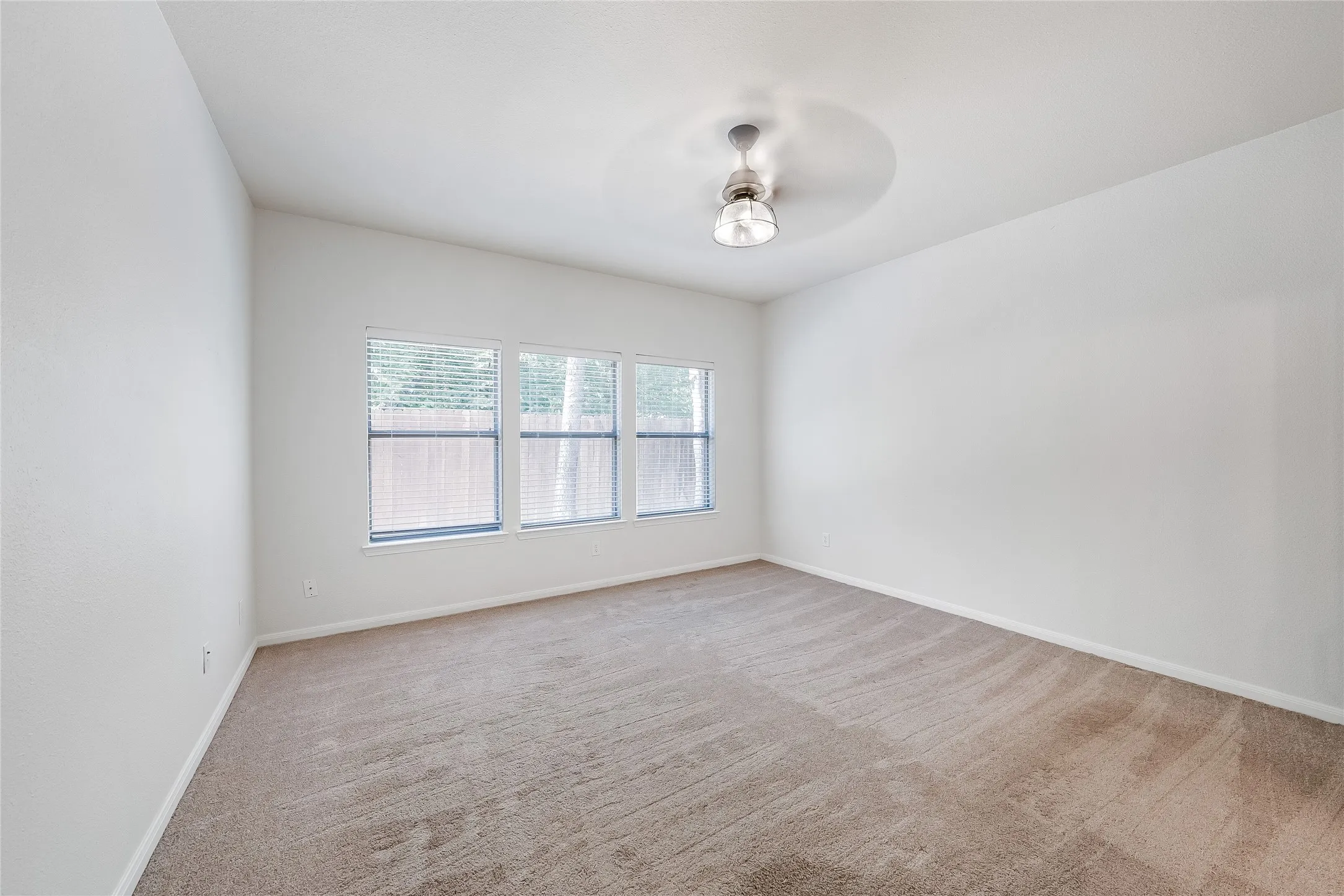 Single Family Residence For Sale in Denton County , 505 Cove Drive, Shady Shores, Texas 76208, 3 Bedroom, 2 Bathroom, 2 Garage spaces, 1,690 Sqft, built in 2006, mls#21376980, Real Estate Agent in Shady Shores, Homes For Sale in Denton county, Homes For Sale in Shady Shores, Realtor in Shady Shores Texas, Real Estate Brokerage Independent Realty Texas, Luminita Cordes Realtor