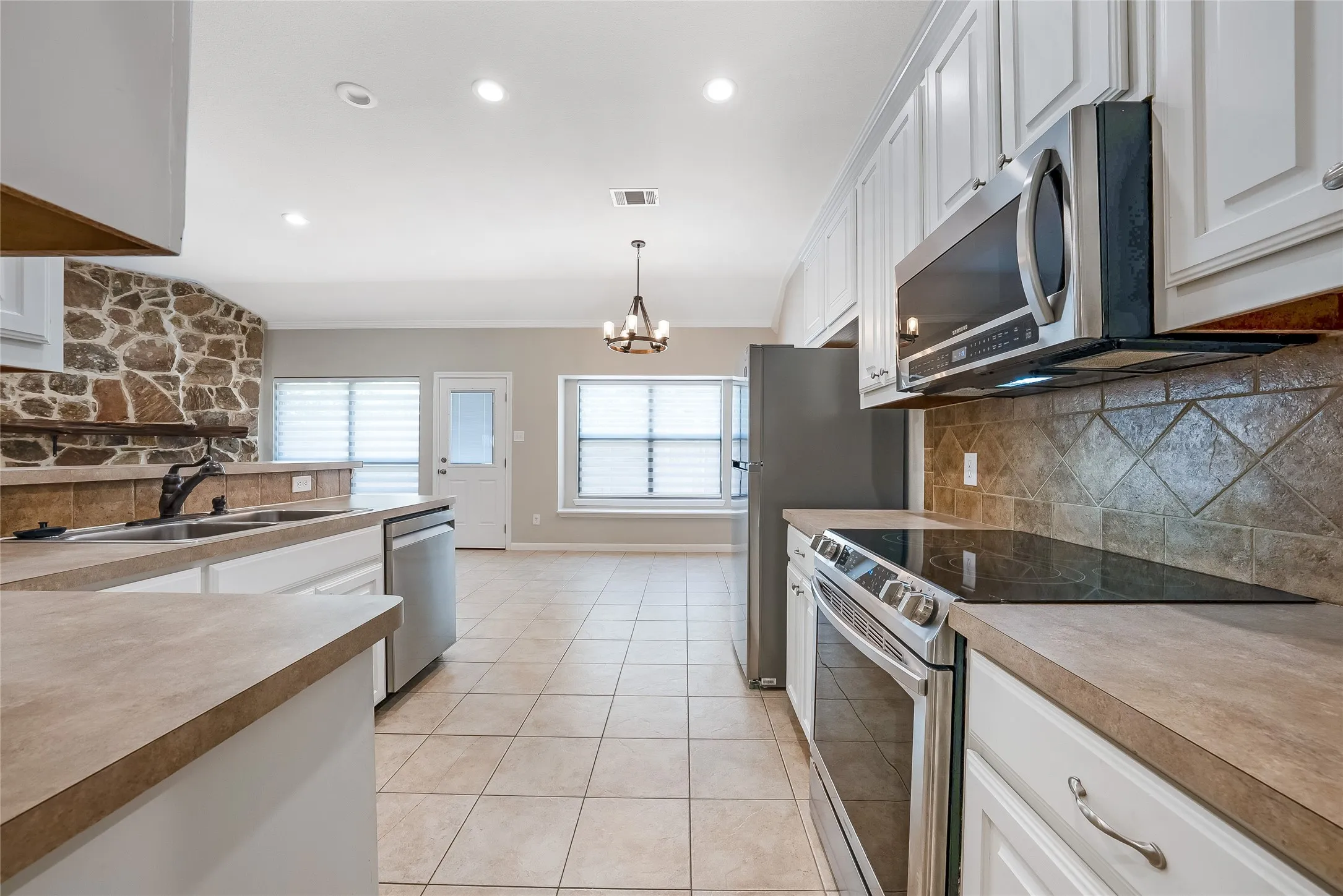 Single Family Residence For Sale in Denton County , 505 Cove Drive, Shady Shores, Texas 76208, 3 Bedroom, 2 Bathroom, 2 Garage spaces, 1,690 Sqft, built in 2006, mls#21376980, Real Estate Agent in Shady Shores, Homes For Sale in Denton county, Homes For Sale in Shady Shores, Realtor in Shady Shores Texas, Real Estate Brokerage Independent Realty Texas, Luminita Cordes Realtor
