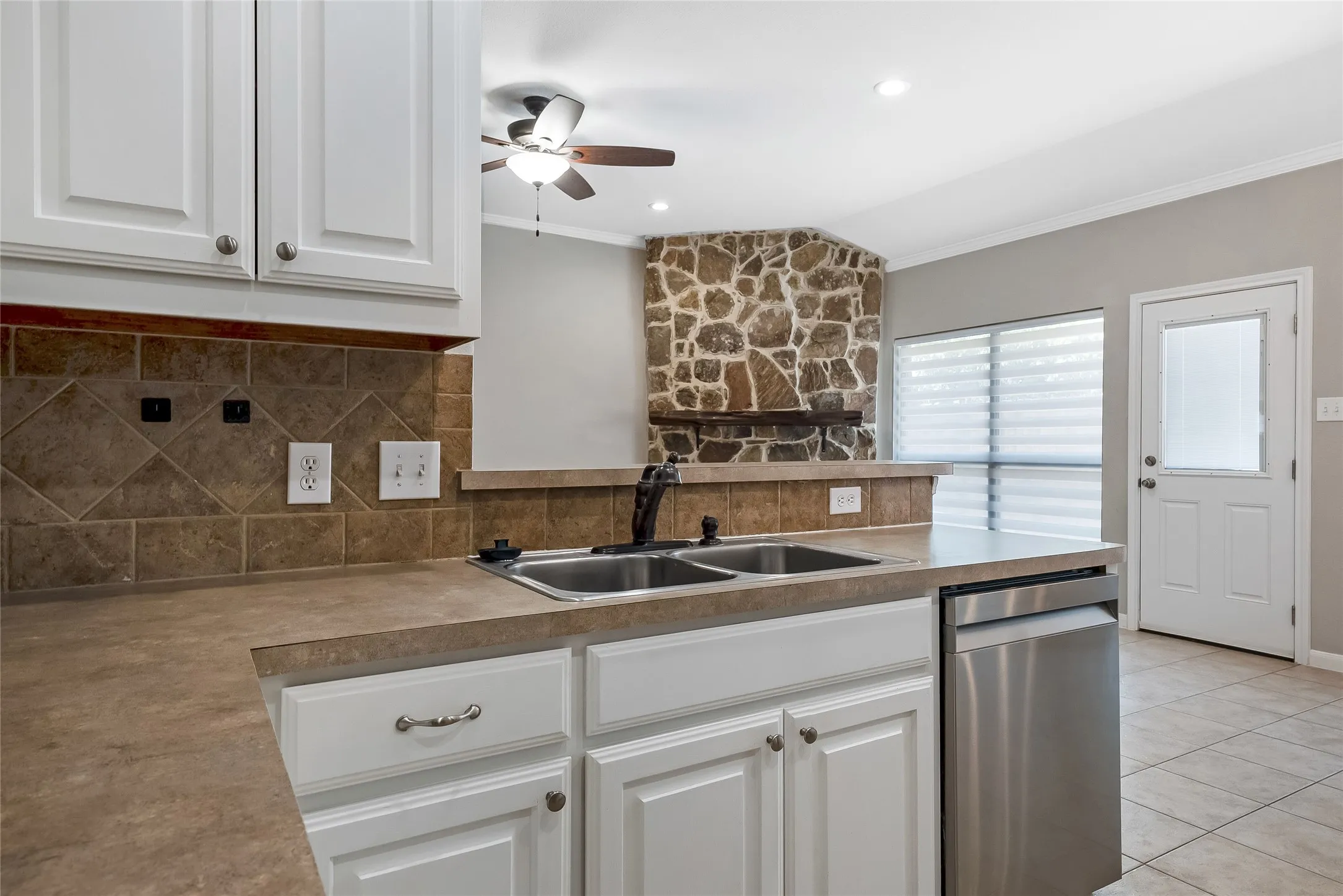 Single Family Residence For Sale in Denton County , 505 Cove Drive, Shady Shores, Texas 76208, 3 Bedroom, 2 Bathroom, 2 Garage spaces, 1,690 Sqft, built in 2006, mls#21376980, Real Estate Agent in Shady Shores, Homes For Sale in Denton county, Homes For Sale in Shady Shores, Realtor in Shady Shores Texas, Real Estate Brokerage Independent Realty Texas, Luminita Cordes Realtor