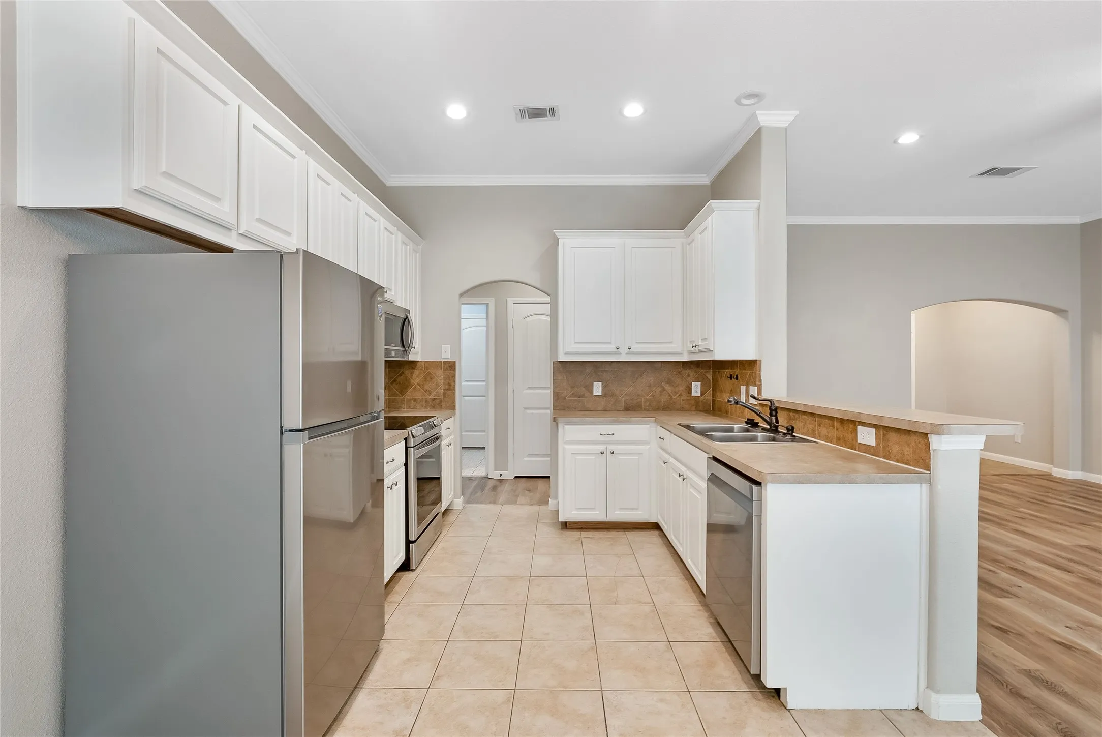Single Family Residence For Sale in Denton County , 505 Cove Drive, Shady Shores, Texas 76208, 3 Bedroom, 2 Bathroom, 2 Garage spaces, 1,690 Sqft, built in 2006, mls#21376980, Real Estate Agent in Shady Shores, Homes For Sale in Denton county, Homes For Sale in Shady Shores, Realtor in Shady Shores Texas, Real Estate Brokerage Independent Realty Texas, Luminita Cordes Realtor