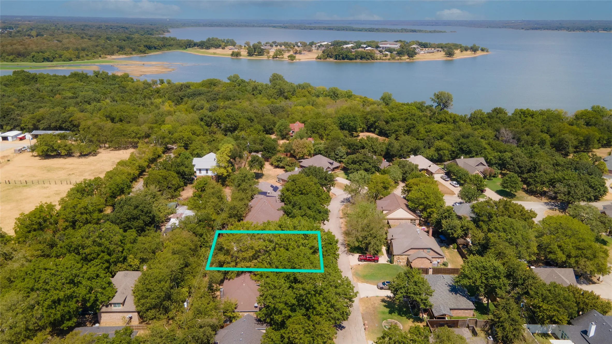 Single Family Residence For Sale in Denton County , 505 Cove Drive, Shady Shores, Texas 76208, 3 Bedroom, 2 Bathroom, 2 Garage spaces, 1,690 Sqft, built in 2006, mls#21376980, Real Estate Agent in Shady Shores, Homes For Sale in Denton county, Homes For Sale in Shady Shores, Realtor in Shady Shores Texas, Real Estate Brokerage Independent Realty Texas, Luminita Cordes Realtor