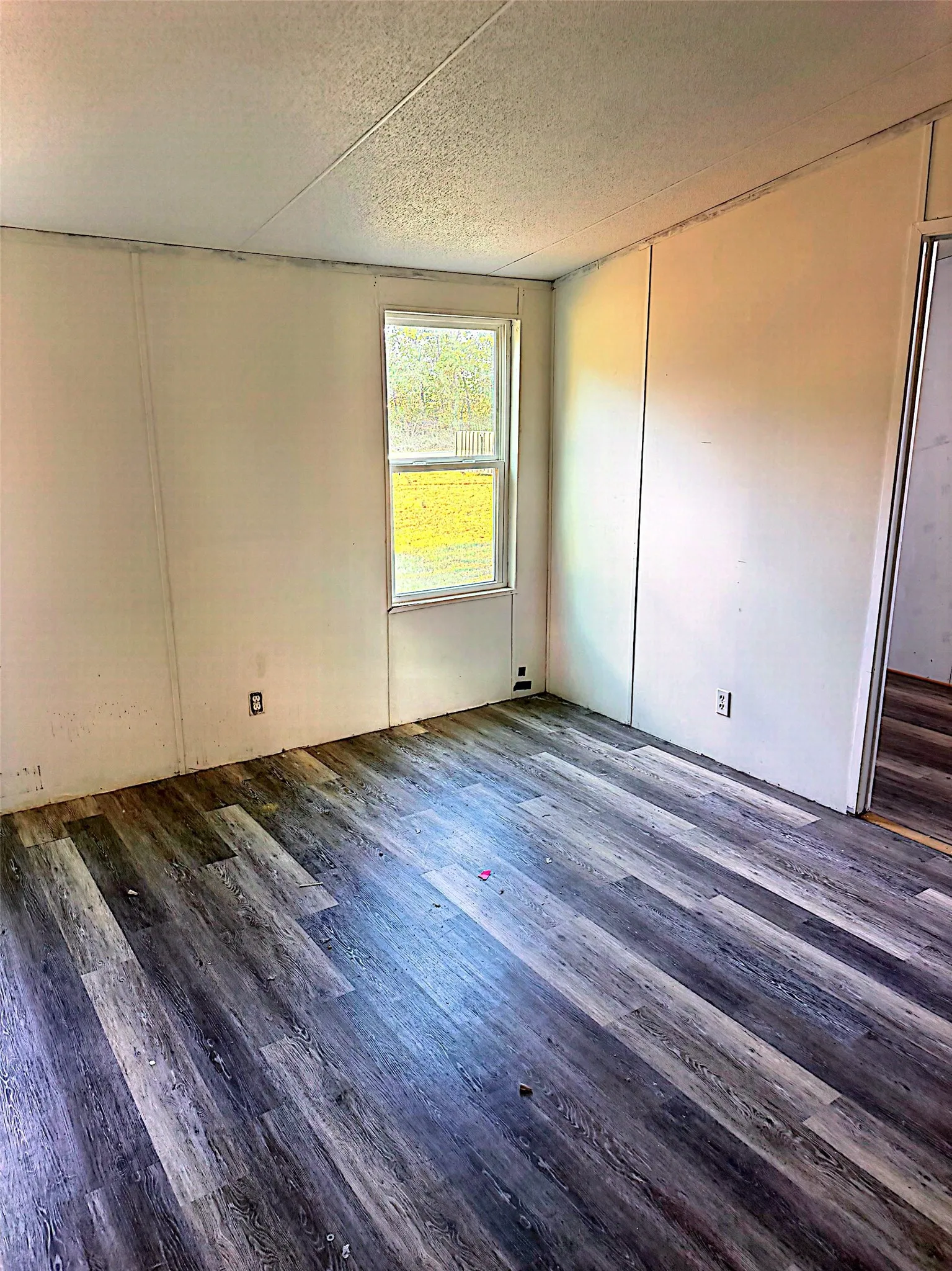 Mobile Home For Sale in Parker County , 204 Dove Drive, Weatherford, Texas 76088, 3 Bedroom, 2 Bathroom, Garage spaces, 1,216 Sqft, built in 2001, mls#21374200, Real Estate Agent in Weatherford, Homes For Sale in Parker county, Homes For Sale in Weatherford, Realtor in Weatherford Texas, Real Estate Brokerage Independent Realty Texas, Luminita Cordes Realtor