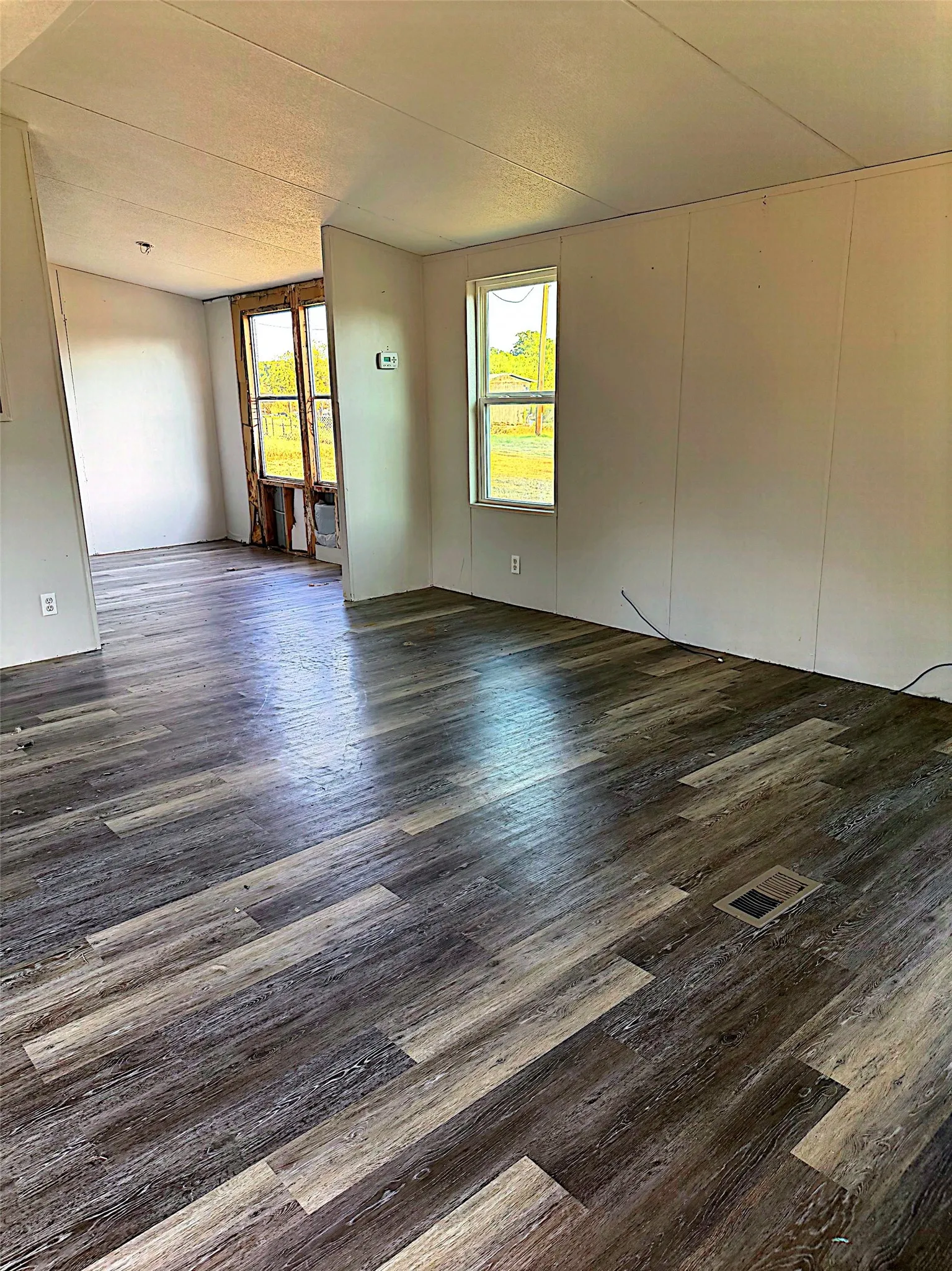 Mobile Home For Sale in Parker County , 204 Dove Drive, Weatherford, Texas 76088, 3 Bedroom, 2 Bathroom, Garage spaces, 1,216 Sqft, built in 2001, mls#21374200, Real Estate Agent in Weatherford, Homes For Sale in Parker county, Homes For Sale in Weatherford, Realtor in Weatherford Texas, Real Estate Brokerage Independent Realty Texas, Luminita Cordes Realtor