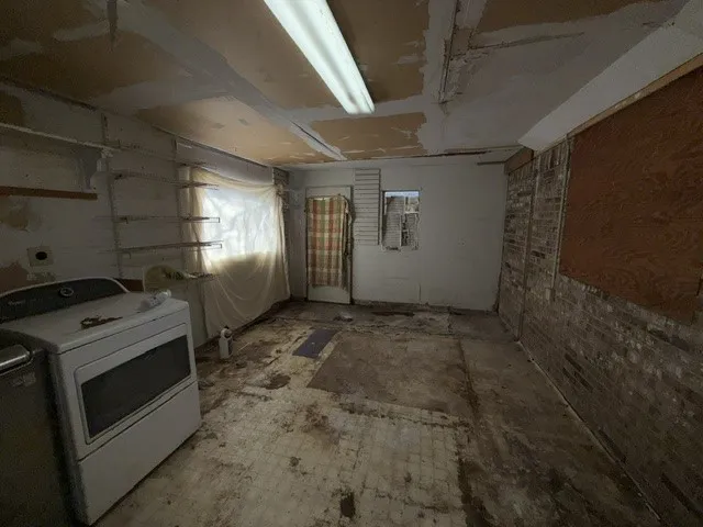 enclosed patio with utility room