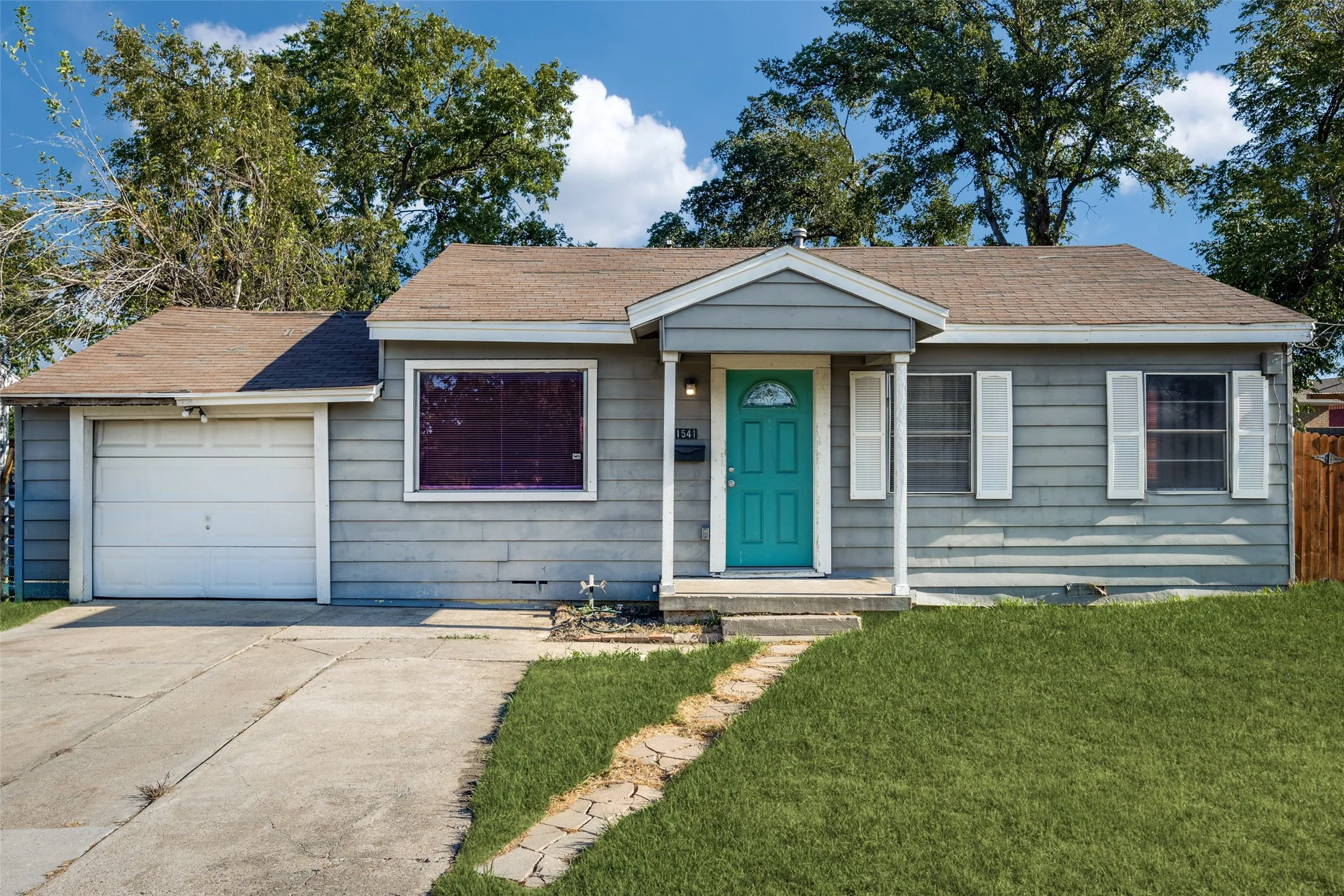 Single Family Residence For Rent in Dallas County , 1541 Briarcliff Road, Dallas, Texas 75235, 3 Bedroom, 1 Bathroom, 1 Garage spaces, 1,140 Sqft, built in 1949, mls#21378031, Real Estate Agent in Dallas, Homes For Rent in Dallas county, Homes For Rent in Dallas, Realtor in Dallas Texas, Real Estate Brokerage Independent Realty Texas, Luminita Cordes Realtor