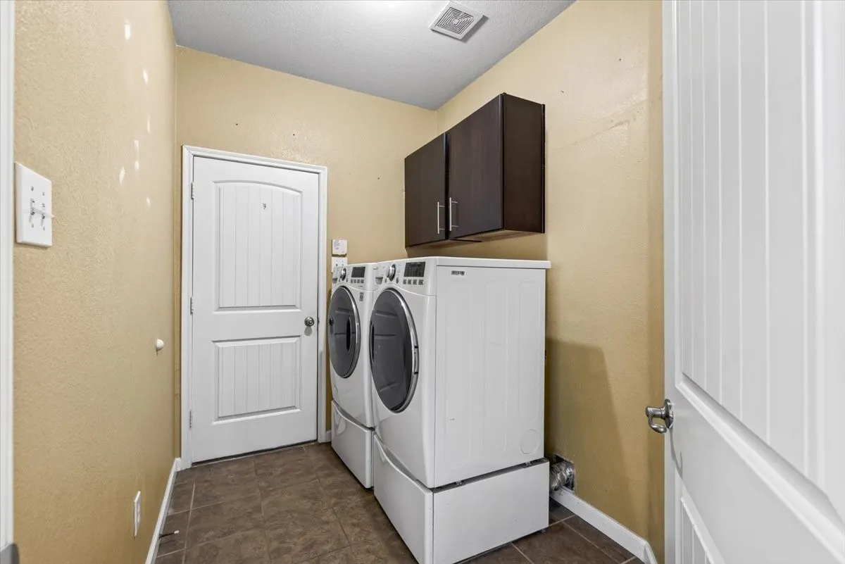 Single Family Residence For Sale in Kaufman County , 4018 Houston Drive, Heartland, Texas 75126, 3 Bedroom, 3 Bathroom, 2 Garage spaces, 2,195 Sqft, built in 2008, mls#21377971, Real Estate Agent in Heartland, Homes For Sale in Kaufman county, Homes For Sale in Heartland, Realtor in Heartland Texas, Real Estate Brokerage Independent Realty Texas, Luminita Cordes Realtor