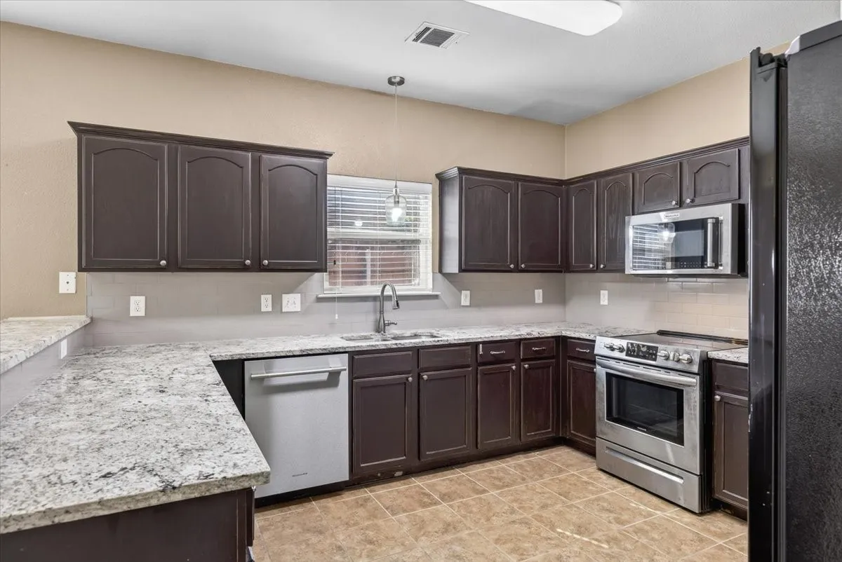 Single Family Residence For Sale in Kaufman County , 4018 Houston Drive, Heartland, Texas 75126, 3 Bedroom, 3 Bathroom, 2 Garage spaces, 2,195 Sqft, built in 2008, mls#21377971, Real Estate Agent in Heartland, Homes For Sale in Kaufman county, Homes For Sale in Heartland, Realtor in Heartland Texas, Real Estate Brokerage Independent Realty Texas, Luminita Cordes Realtor