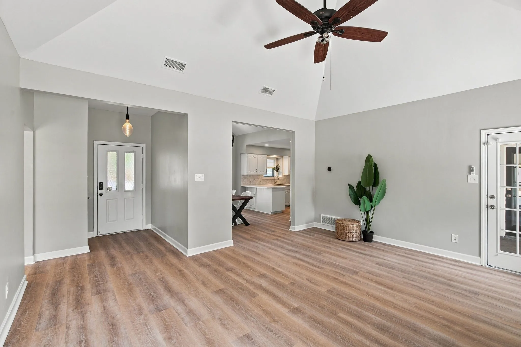 Single Family Residence For Sale in Tarrant County , 3808 Chestnut Street, Fort Worth, Texas 76137, 3 Bedroom, 2 Bathroom, 2 Garage spaces, 1,497 Sqft, built in 1984, mls#21377975, Real Estate Agent in Fort Worth, Homes For Sale in Tarrant county, Homes For Sale in Fort Worth, Realtor in Fort Worth Texas, Real Estate Brokerage Independent Realty Texas, Luminita Cordes Realtor
