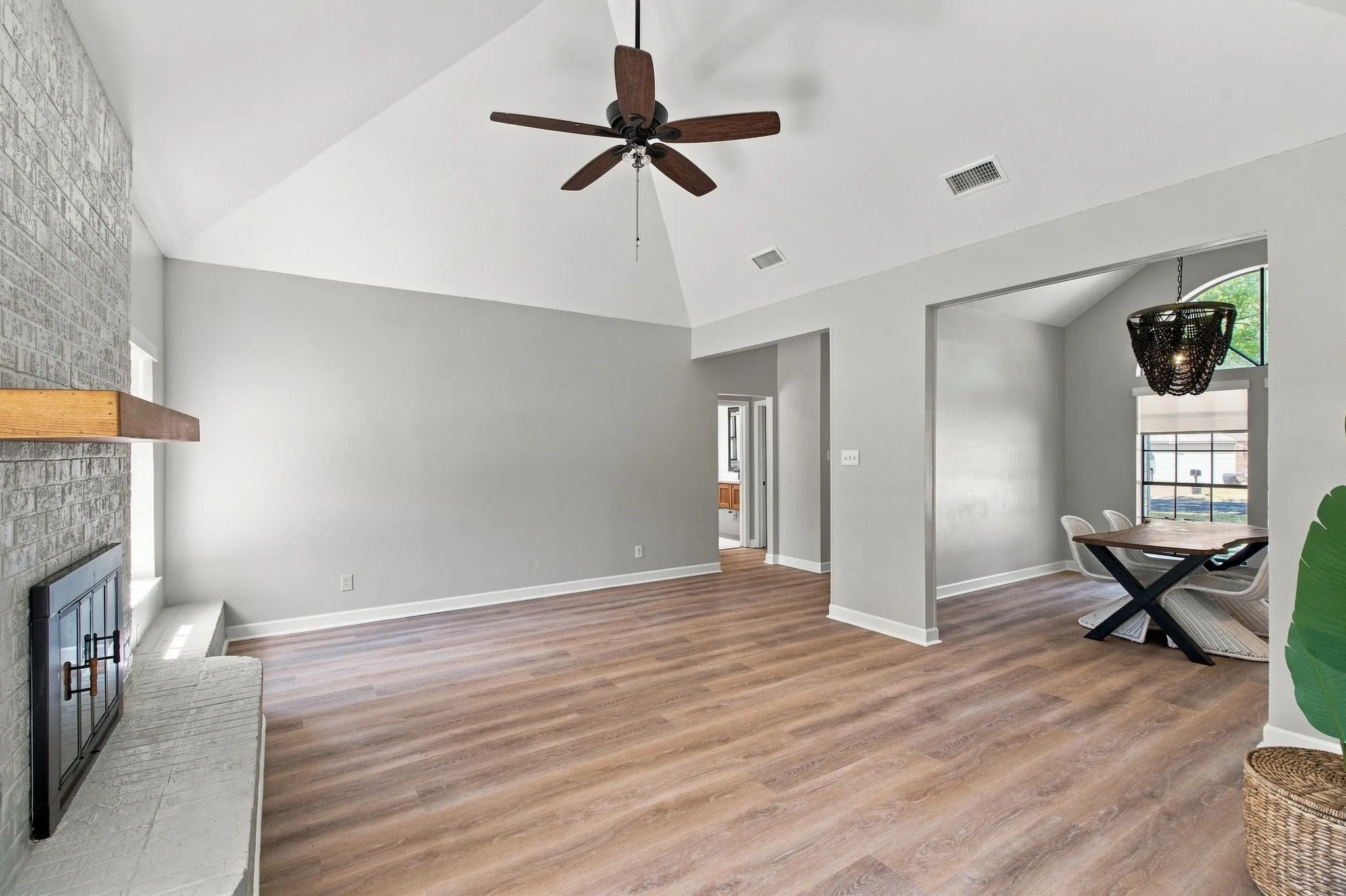 Single Family Residence For Sale in Tarrant County , 3808 Chestnut Street, Fort Worth, Texas 76137, 3 Bedroom, 2 Bathroom, 2 Garage spaces, 1,497 Sqft, built in 1984, mls#21377975, Real Estate Agent in Fort Worth, Homes For Sale in Tarrant county, Homes For Sale in Fort Worth, Realtor in Fort Worth Texas, Real Estate Brokerage Independent Realty Texas, Luminita Cordes Realtor