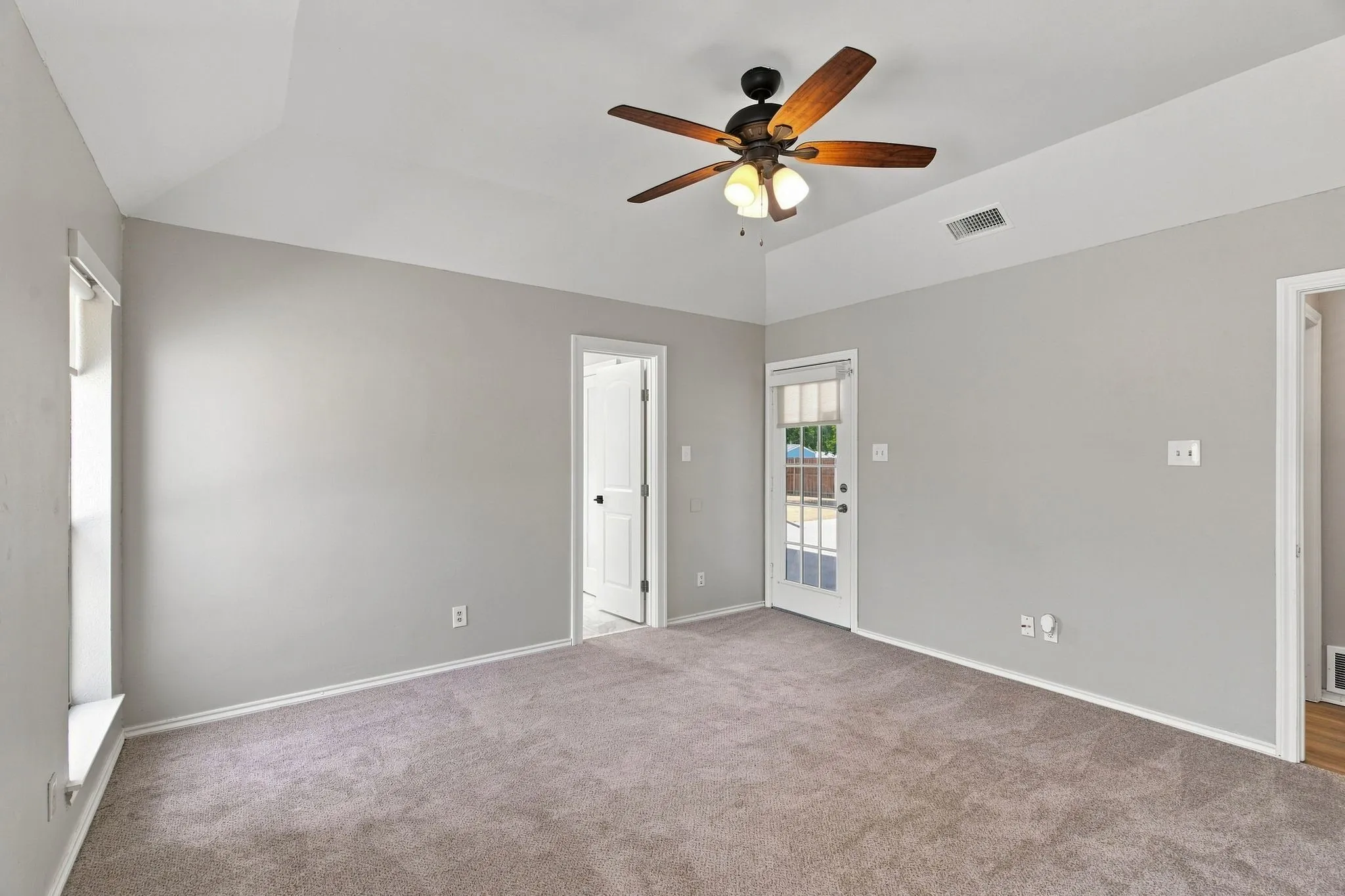 Single Family Residence For Sale in Tarrant County , 3808 Chestnut Street, Fort Worth, Texas 76137, 3 Bedroom, 2 Bathroom, 2 Garage spaces, 1,497 Sqft, built in 1984, mls#21377975, Real Estate Agent in Fort Worth, Homes For Sale in Tarrant county, Homes For Sale in Fort Worth, Realtor in Fort Worth Texas, Real Estate Brokerage Independent Realty Texas, Luminita Cordes Realtor