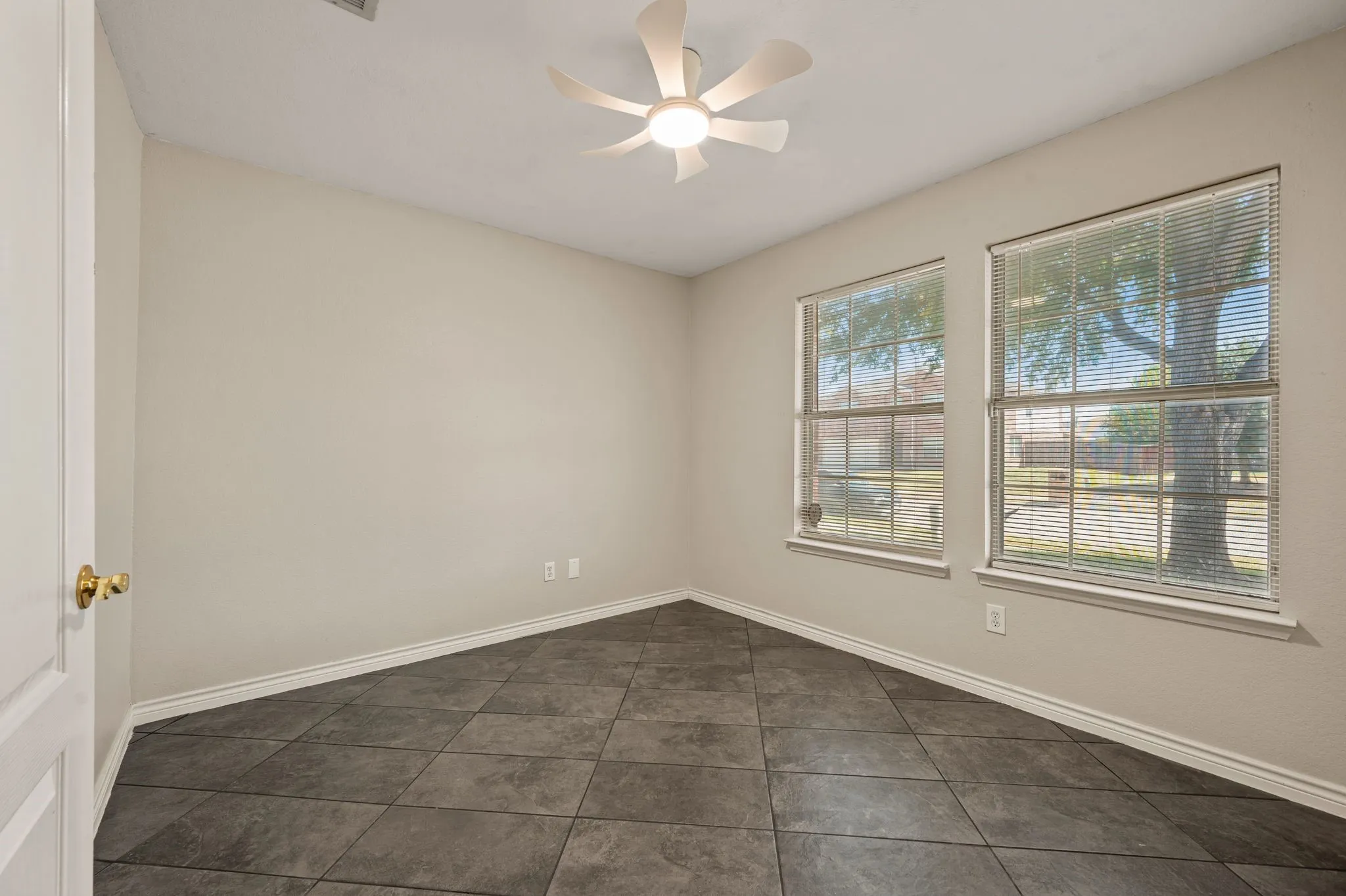 Single Family Residence For Sale in Tarrant County , 632 Partridge Drive, Saginaw, Texas 76131, 3 Bedroom, 2 Bathroom, 2 Garage spaces, 1,509 Sqft, built in 2004, mls#21368864, Real Estate Agent in Saginaw, Homes For Sale in Tarrant county, Homes For Sale in Saginaw, Realtor in Saginaw Texas, Real Estate Brokerage Independent Realty Texas, Luminita Cordes Realtor