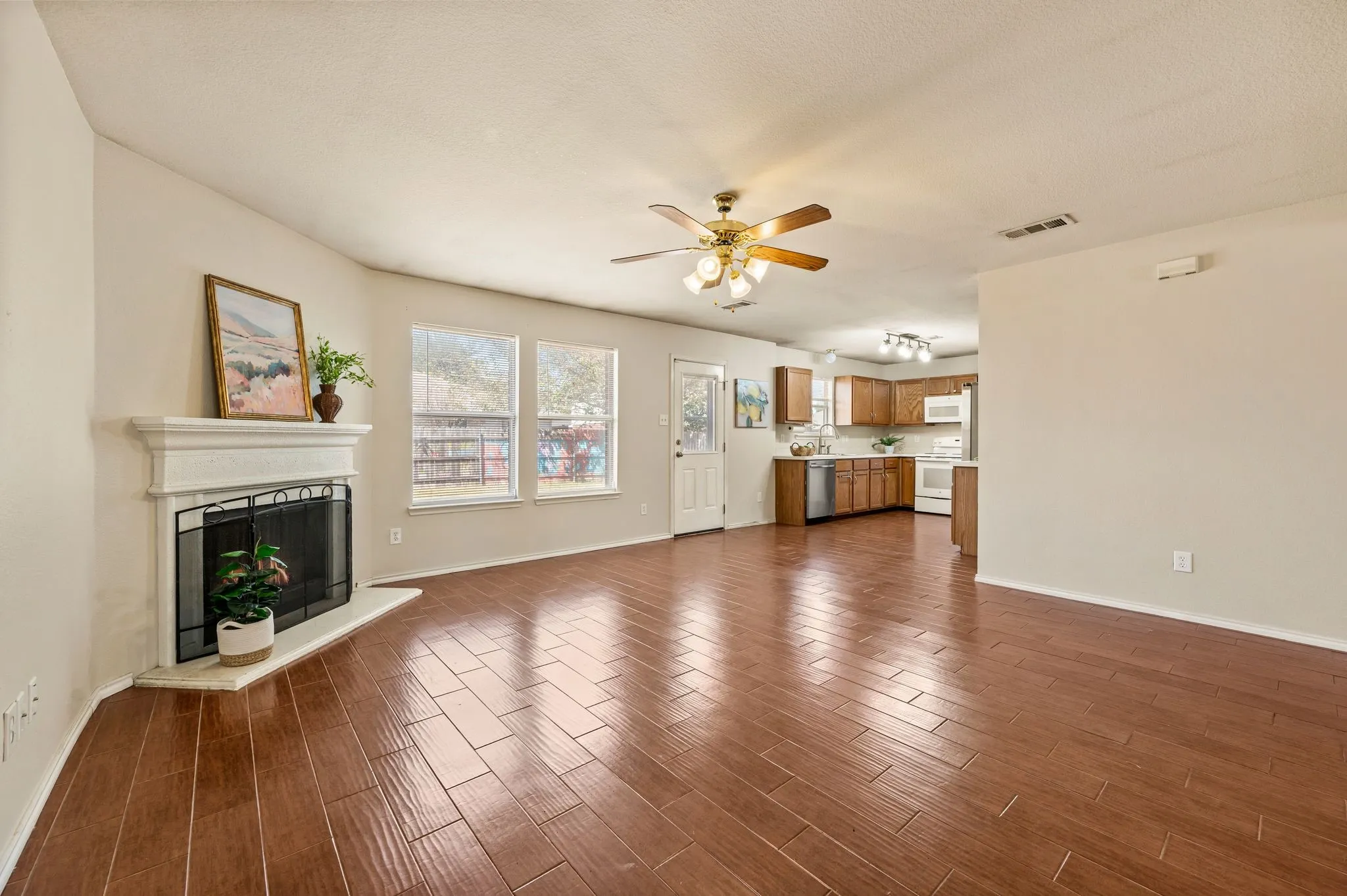 Single Family Residence For Sale in Tarrant County , 632 Partridge Drive, Saginaw, Texas 76131, 3 Bedroom, 2 Bathroom, 2 Garage spaces, 1,509 Sqft, built in 2004, mls#21368864, Real Estate Agent in Saginaw, Homes For Sale in Tarrant county, Homes For Sale in Saginaw, Realtor in Saginaw Texas, Real Estate Brokerage Independent Realty Texas, Luminita Cordes Realtor