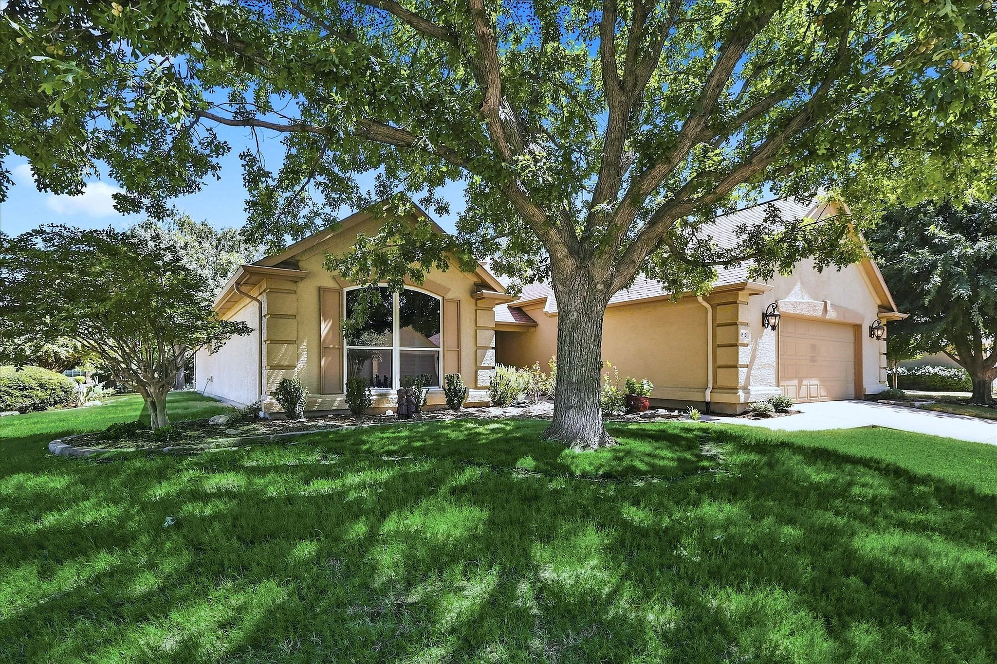 Single Family Residence For Sale in Denton County , 10512 Belvedere Drive, Denton, Texas 76207, 2 Bedroom, 2 Bathroom, 3 Garage spaces, 2,246 Sqft, built in 2004, mls#21369977, Real Estate Agent in Denton, Homes For Sale in Denton county, Homes For Sale in Denton, Realtor in Denton Texas, Real Estate Brokerage Independent Realty Texas, Luminita Cordes Realtor
