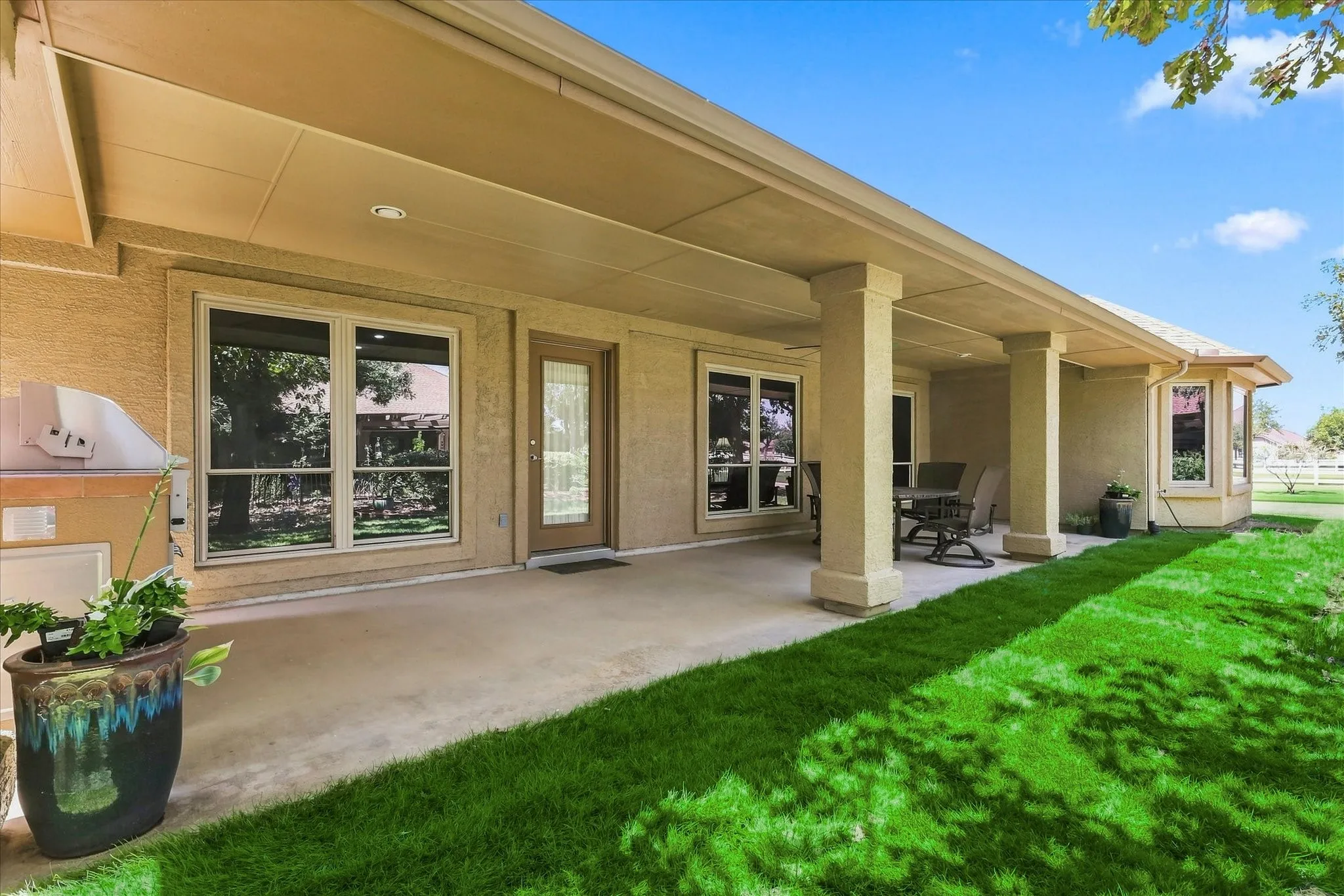 Green lawn has been virtually enhanced.
