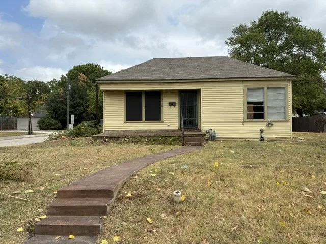Single Family Residence For Sale in Collin County , 316 N Washington Street, Farmersville, Texas 75442, 3 Bedroom, 1 Bathroom, Garage spaces, 1,546 Sqft, built in 1966, mls#21378037, Real Estate Agent in Farmersville, Homes For Sale in Collin county, Homes For Sale in Farmersville, Realtor in Farmersville Texas, Real Estate Brokerage Independent Realty Texas, Luminita Cordes Realtor