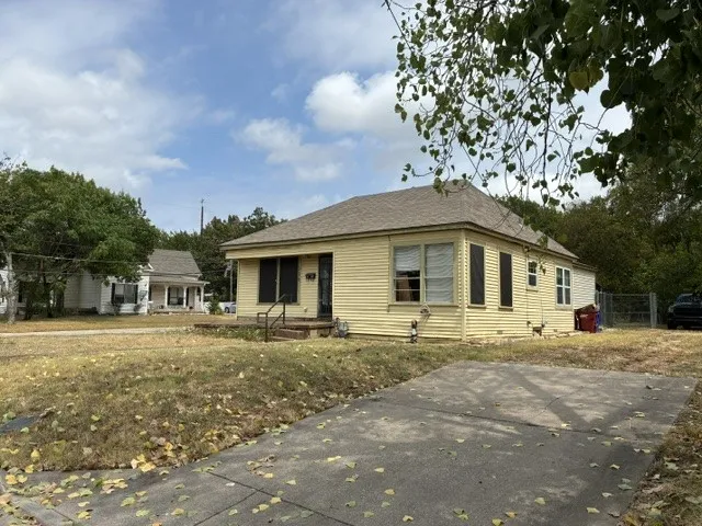 Single Family Residence For Sale in Collin County , 316 N Washington Street, Farmersville, Texas 75442, 3 Bedroom, 1 Bathroom, Garage spaces, 1,546 Sqft, built in 1966, mls#21378037, Real Estate Agent in Farmersville, Homes For Sale in Collin county, Homes For Sale in Farmersville, Realtor in Farmersville Texas, Real Estate Brokerage Independent Realty Texas, Luminita Cordes Realtor