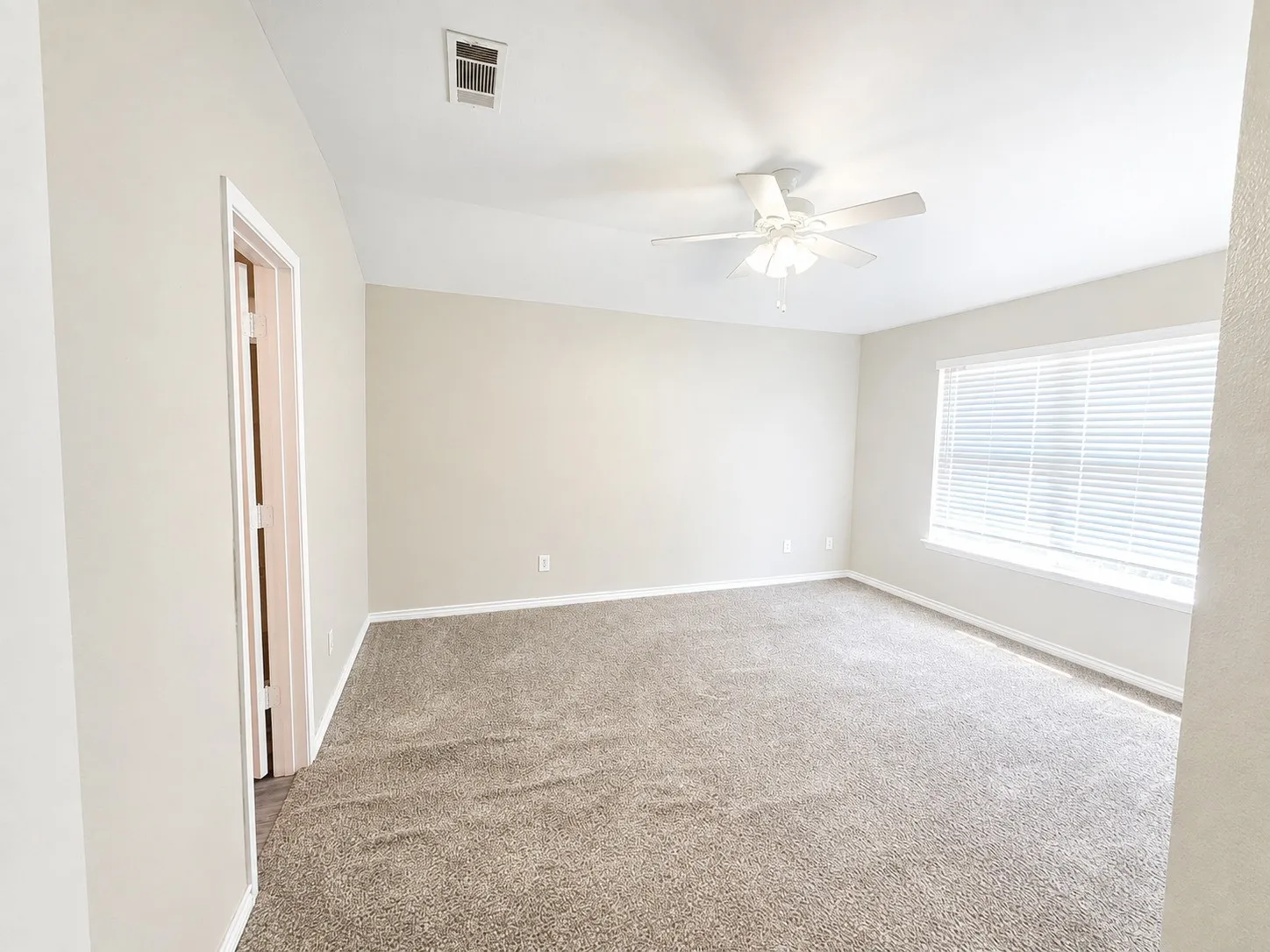 Single Family Residence For Rent in Tarrant County , 14117 Playa Trail, Fort Worth, Texas 76052, 3 Bedroom, 2 Bathroom, 2 Garage spaces, 1,902 Sqft, built in 2006, mls#21377525, Real Estate Agent in Fort Worth, Homes For Rent in Tarrant county, Homes For Rent in Fort Worth, Realtor in Fort Worth Texas, Real Estate Brokerage Independent Realty Texas, Luminita Cordes Realtor