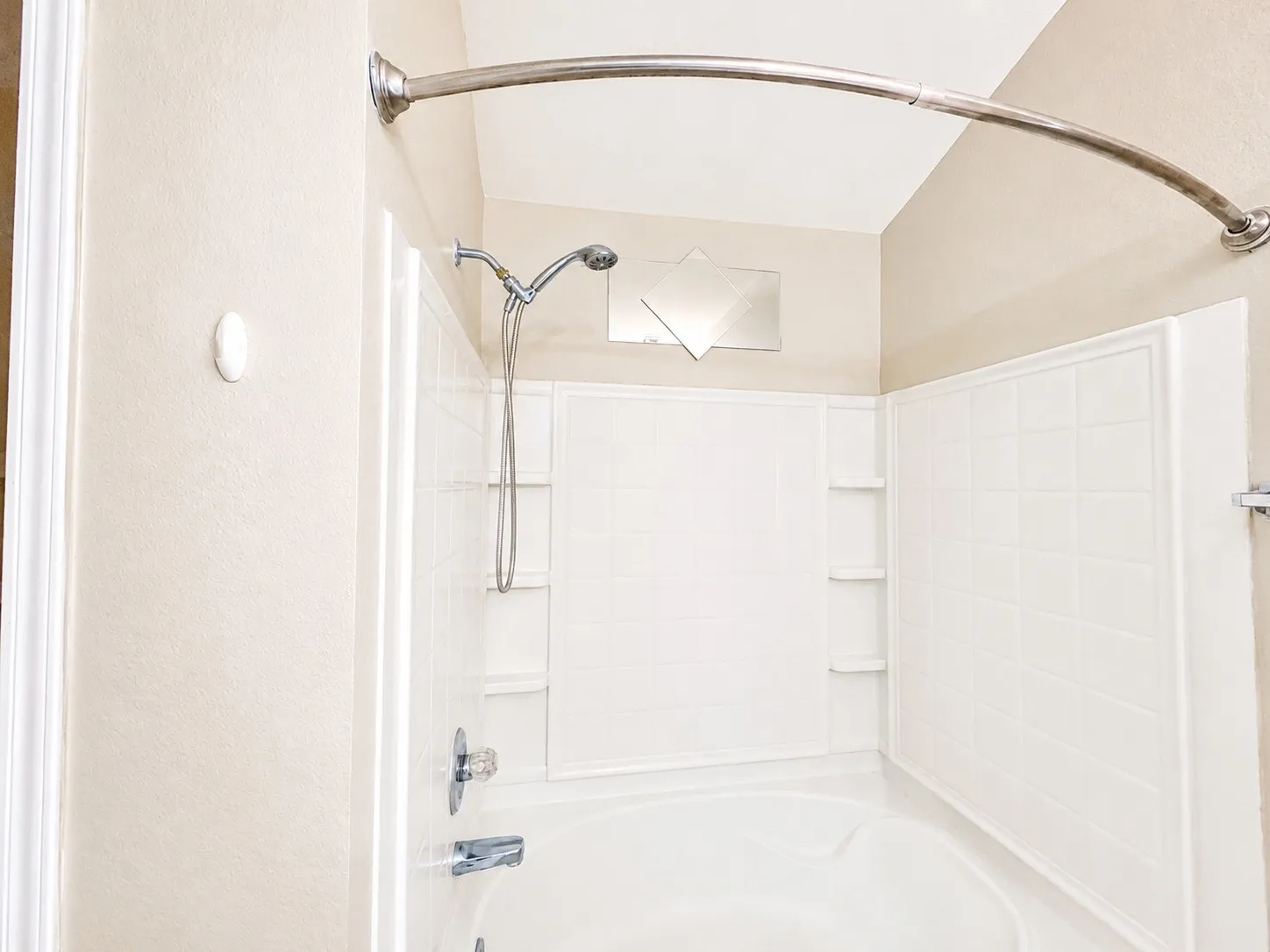 Single Family Residence For Rent in Tarrant County , 14117 Playa Trail, Fort Worth, Texas 76052, 3 Bedroom, 2 Bathroom, 2 Garage spaces, 1,902 Sqft, built in 2006, mls#21377525, Real Estate Agent in Fort Worth, Homes For Rent in Tarrant county, Homes For Rent in Fort Worth, Realtor in Fort Worth Texas, Real Estate Brokerage Independent Realty Texas, Luminita Cordes Realtor