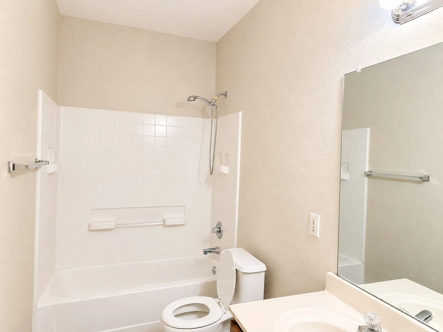 Single Family Residence For Rent in Tarrant County , 14117 Playa Trail, Fort Worth, Texas 76052, 3 Bedroom, 2 Bathroom, 2 Garage spaces, 1,902 Sqft, built in 2006, mls#21377525, Real Estate Agent in Fort Worth, Homes For Rent in Tarrant county, Homes For Rent in Fort Worth, Realtor in Fort Worth Texas, Real Estate Brokerage Independent Realty Texas, Luminita Cordes Realtor