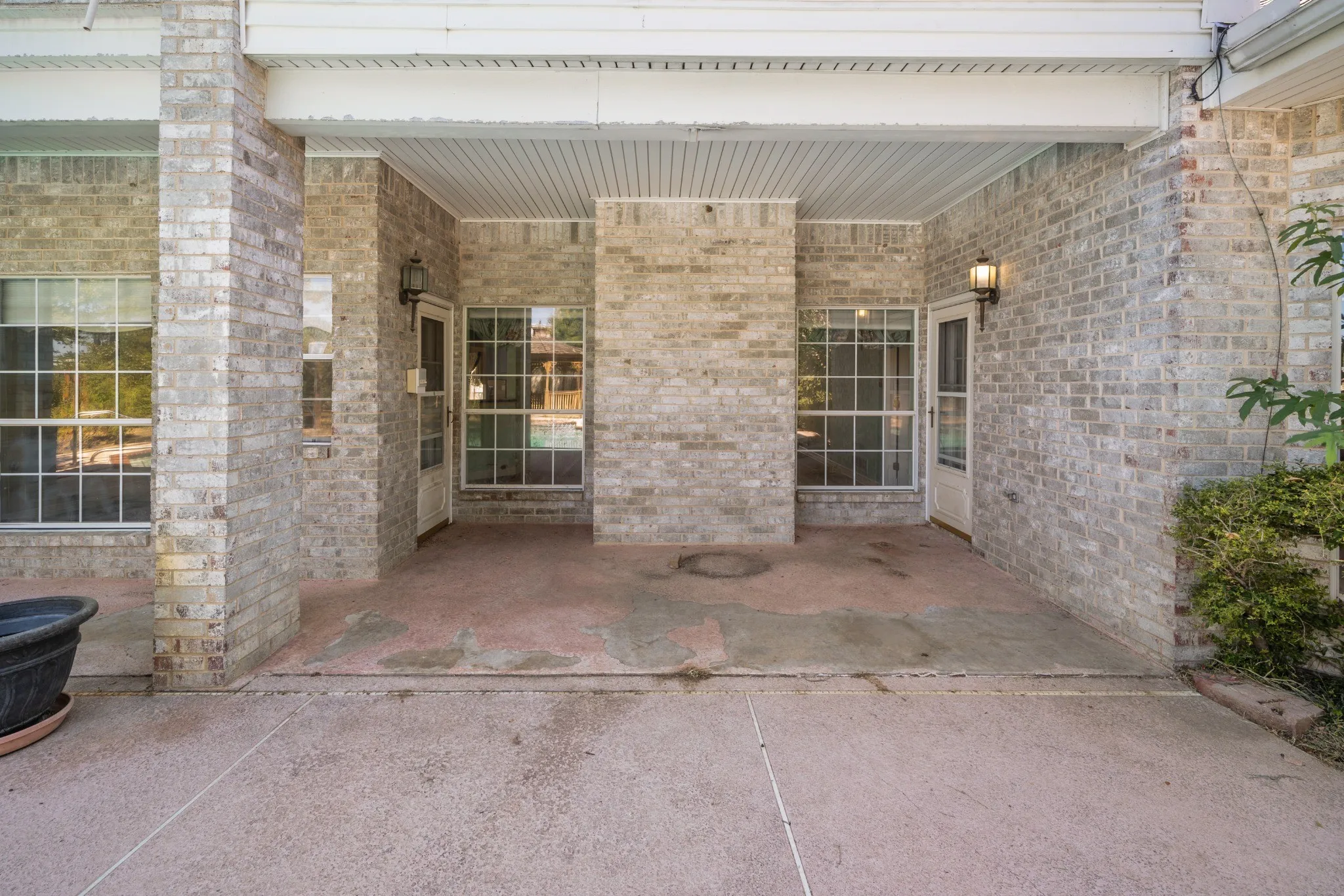 Single Family Residence For Sale in Ellis County , 2941 N Mockingbird Lane, Midlothian, Texas 76065, 3 Bedroom, 3 Bathroom, 2 Garage spaces, 2,985 Sqft, built in 1992, mls#21377012, Real Estate Agent in Midlothian, Homes For Sale in Ellis county, Homes For Sale in Midlothian, Realtor in Midlothian Texas, Real Estate Brokerage Independent Realty Texas, Luminita Cordes Realtor