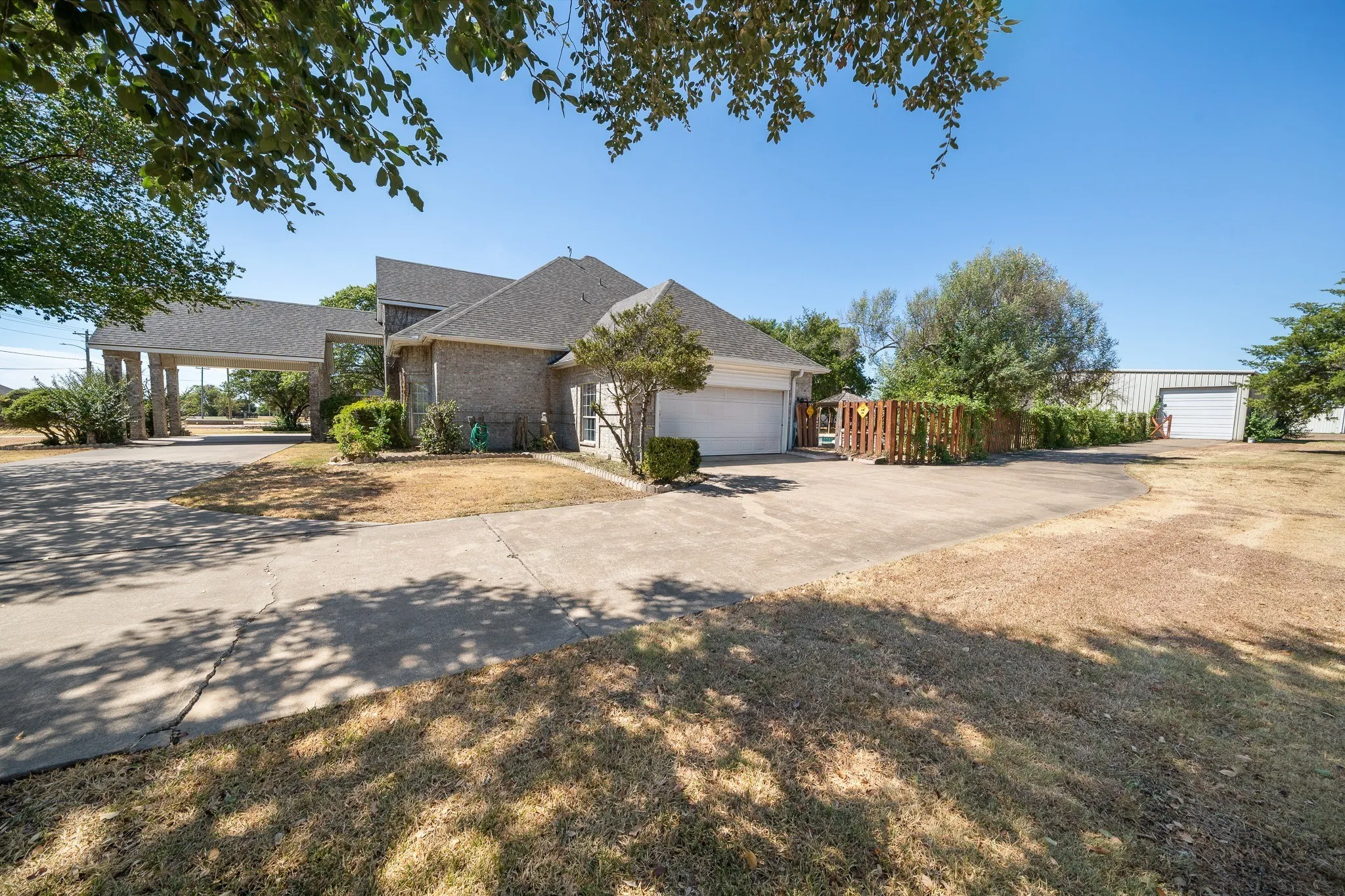 Single Family Residence For Sale in Ellis County , 2941 N Mockingbird Lane, Midlothian, Texas 76065, 3 Bedroom, 3 Bathroom, 2 Garage spaces, 2,985 Sqft, built in 1992, mls#21377012, Real Estate Agent in Midlothian, Homes For Sale in Ellis county, Homes For Sale in Midlothian, Realtor in Midlothian Texas, Real Estate Brokerage Independent Realty Texas, Luminita Cordes Realtor