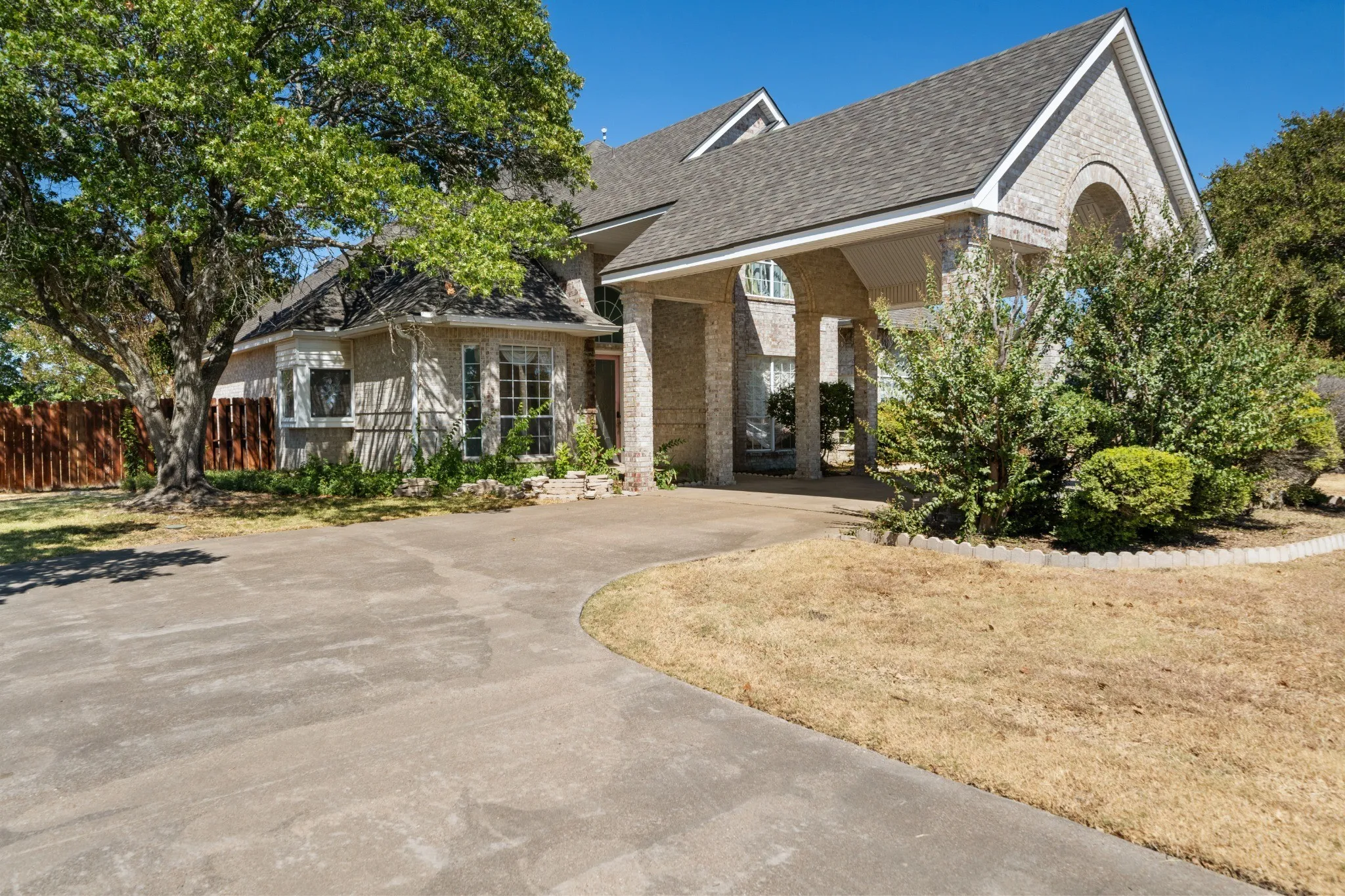 Single Family Residence For Sale in Ellis County , 2941 N Mockingbird Lane, Midlothian, Texas 76065, 3 Bedroom, 3 Bathroom, 2 Garage spaces, 2,985 Sqft, built in 1992, mls#21377012, Real Estate Agent in Midlothian, Homes For Sale in Ellis county, Homes For Sale in Midlothian, Realtor in Midlothian Texas, Real Estate Brokerage Independent Realty Texas, Luminita Cordes Realtor