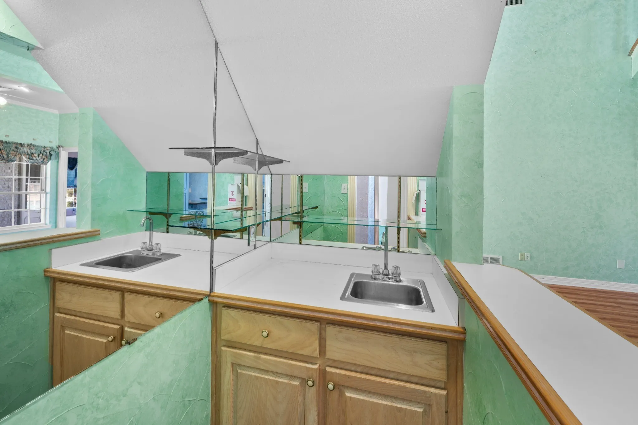 Single Family Residence For Sale in Ellis County , 2941 N Mockingbird Lane, Midlothian, Texas 76065, 3 Bedroom, 3 Bathroom, 2 Garage spaces, 2,985 Sqft, built in 1992, mls#21377012, Real Estate Agent in Midlothian, Homes For Sale in Ellis county, Homes For Sale in Midlothian, Realtor in Midlothian Texas, Real Estate Brokerage Independent Realty Texas, Luminita Cordes Realtor