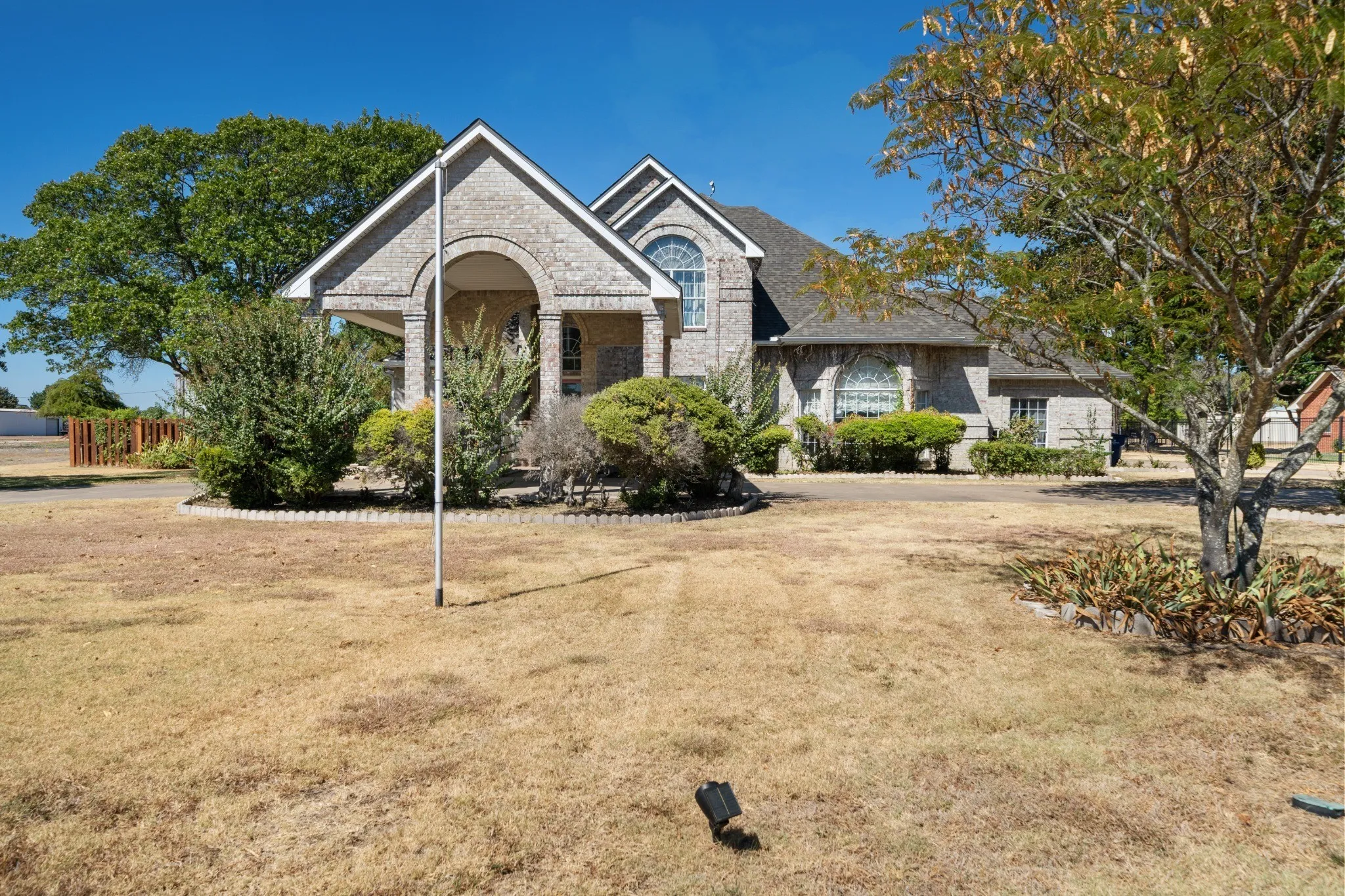 Single Family Residence For Sale in Ellis County , 2941 N Mockingbird Lane, Midlothian, Texas 76065, 3 Bedroom, 3 Bathroom, 2 Garage spaces, 2,985 Sqft, built in 1992, mls#21377012, Real Estate Agent in Midlothian, Homes For Sale in Ellis county, Homes For Sale in Midlothian, Realtor in Midlothian Texas, Real Estate Brokerage Independent Realty Texas, Luminita Cordes Realtor