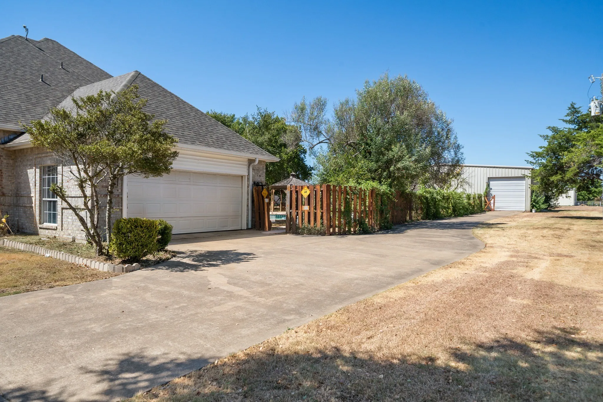 Single Family Residence For Sale in Ellis County , 2941 N Mockingbird Lane, Midlothian, Texas 76065, 3 Bedroom, 3 Bathroom, 2 Garage spaces, 2,985 Sqft, built in 1992, mls#21377012, Real Estate Agent in Midlothian, Homes For Sale in Ellis county, Homes For Sale in Midlothian, Realtor in Midlothian Texas, Real Estate Brokerage Independent Realty Texas, Luminita Cordes Realtor