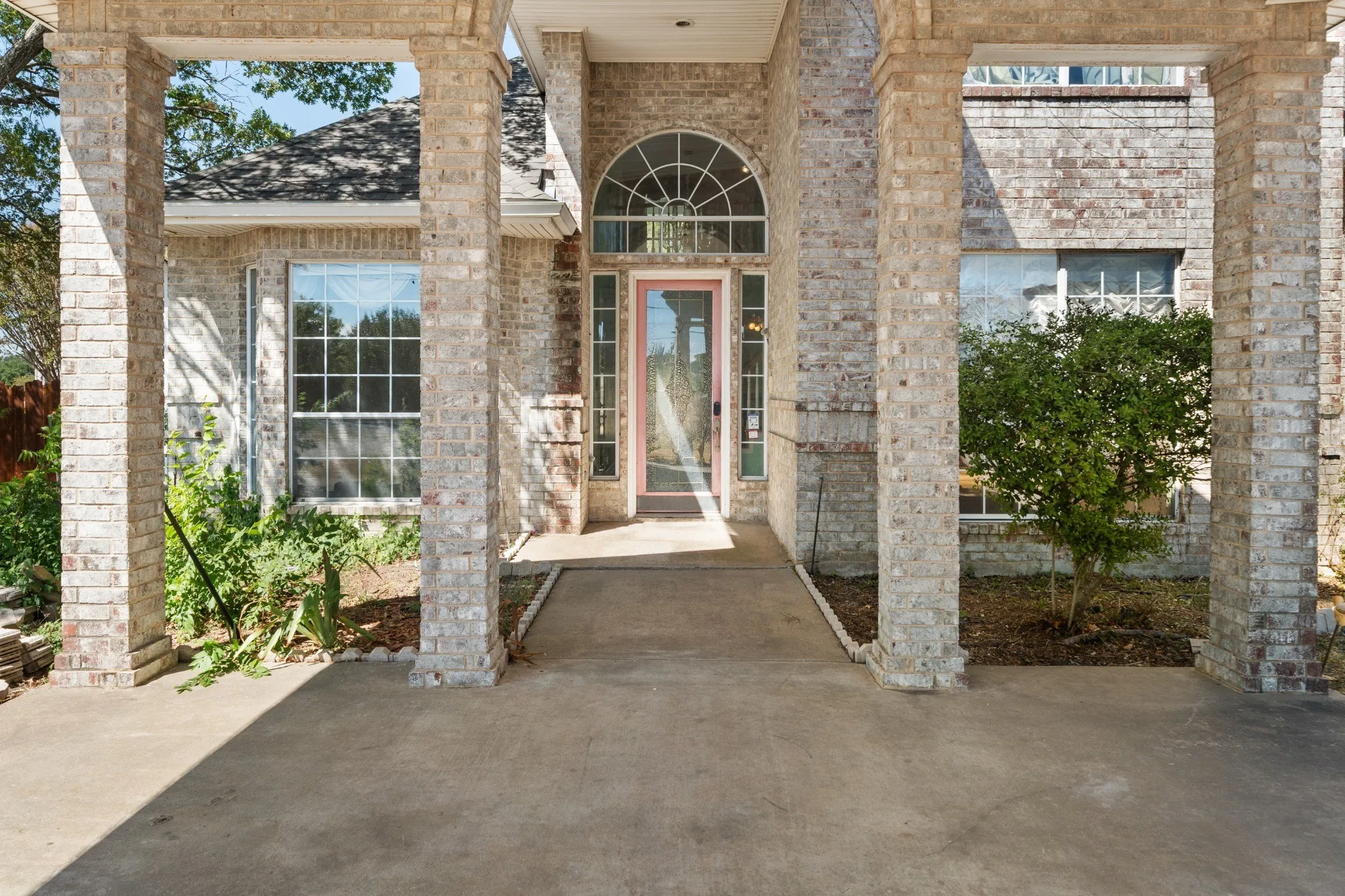Single Family Residence For Sale in Ellis County , 2941 N Mockingbird Lane, Midlothian, Texas 76065, 3 Bedroom, 3 Bathroom, 2 Garage spaces, 2,985 Sqft, built in 1992, mls#21377012, Real Estate Agent in Midlothian, Homes For Sale in Ellis county, Homes For Sale in Midlothian, Realtor in Midlothian Texas, Real Estate Brokerage Independent Realty Texas, Luminita Cordes Realtor