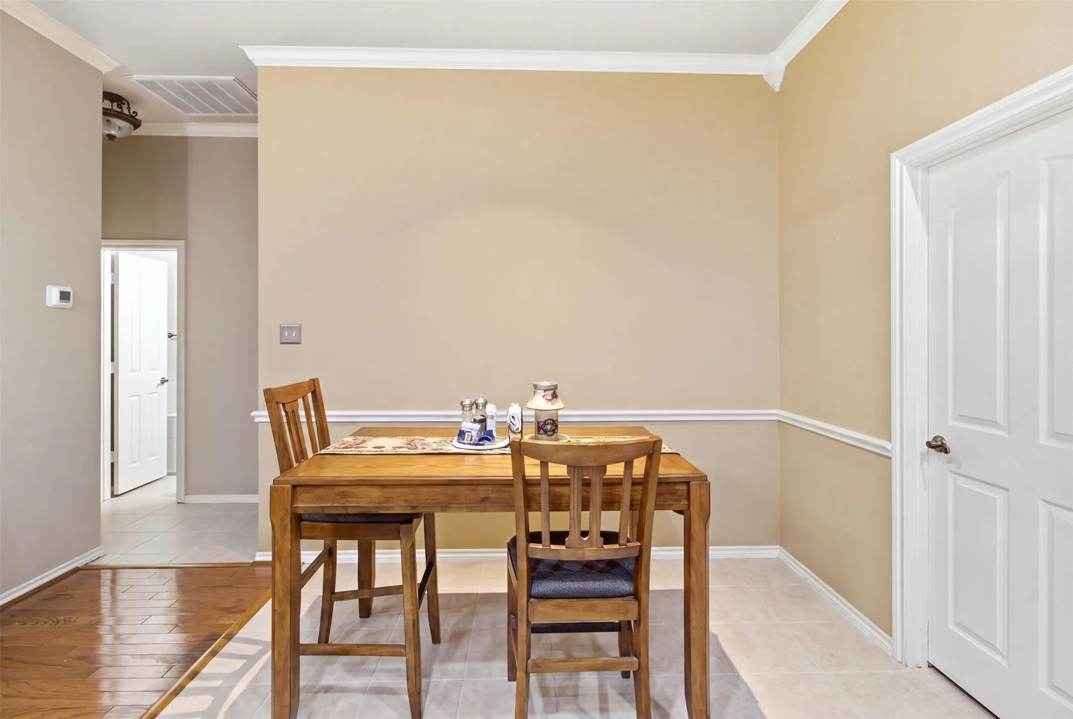 Tray ceiling with crown molding