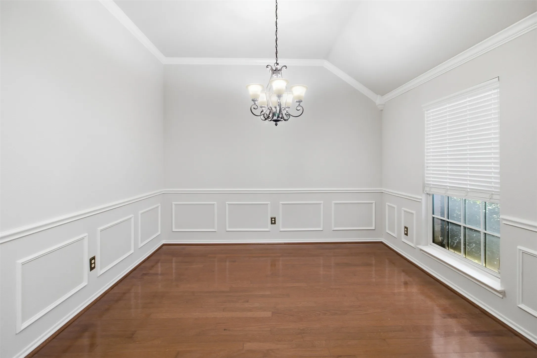 Single Family Residence For Sale in Dallas County , 1112 Badbury Lane, Grand Prairie, Texas 75052, 3 Bedroom, 2 Bathroom, 2 Garage spaces, 2,002 Sqft, built in 2002, mls#21371247, Real Estate Agent in Grand Prairie, Homes For Sale in Dallas county, Homes For Sale in Grand Prairie, Realtor in Grand Prairie Texas, Real Estate Brokerage Independent Realty Texas, Luminita Cordes Realtor