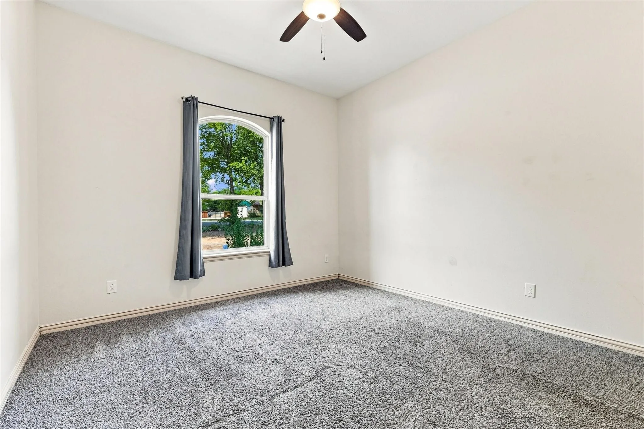 Single Family Residence For Sale in Ellis County , 113 Silverwood Drive, Ovilla, Texas 75154, 4 Bedroom, 3 Bathroom, 2 Garage spaces, 3,000 Sqft, built in 2018, mls#21377792, Real Estate Agent in Ovilla, Homes For Sale in Ellis county, Homes For Sale in Ovilla, Realtor in Ovilla Texas, Real Estate Brokerage Independent Realty Texas, Luminita Cordes Realtor
