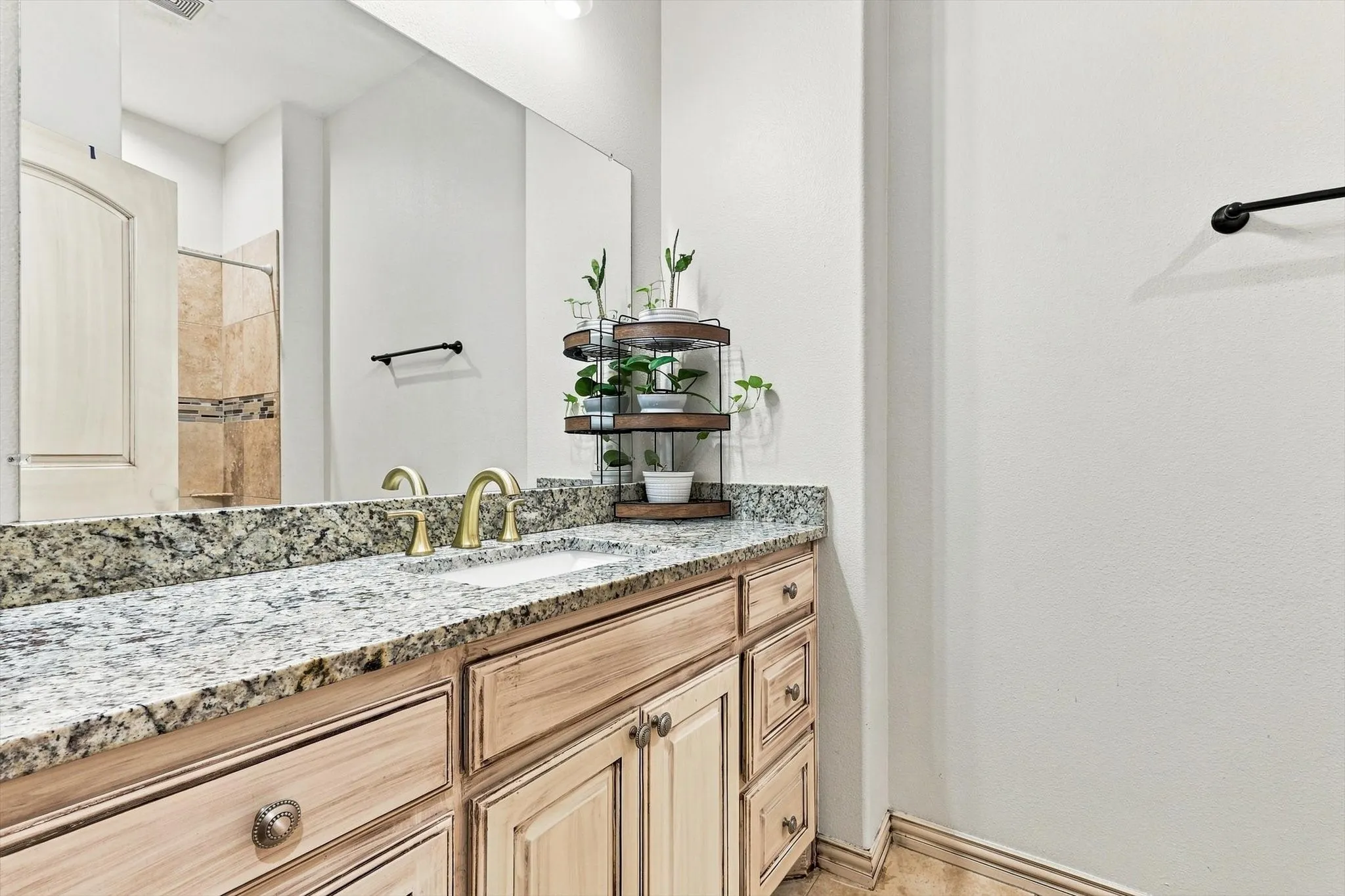 Single Family Residence For Sale in Ellis County , 113 Silverwood Drive, Ovilla, Texas 75154, 4 Bedroom, 3 Bathroom, 2 Garage spaces, 3,000 Sqft, built in 2018, mls#21377792, Real Estate Agent in Ovilla, Homes For Sale in Ellis county, Homes For Sale in Ovilla, Realtor in Ovilla Texas, Real Estate Brokerage Independent Realty Texas, Luminita Cordes Realtor
