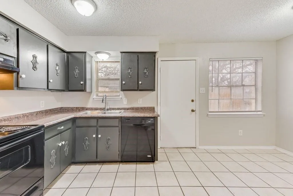 Townhouse For Rent in Tarrant County , 1728 sanford J, Arlington, Texas 76012, 2 Bedroom, 2 Bathroom, Garage spaces, 1,108 Sqft, built in 1972, mls#21378047, Real Estate Agent in Arlington, Homes For Rent in Tarrant county, Homes For Rent in Arlington, Realtor in Arlington Texas, Real Estate Brokerage Independent Realty Texas, Luminita Cordes Realtor
