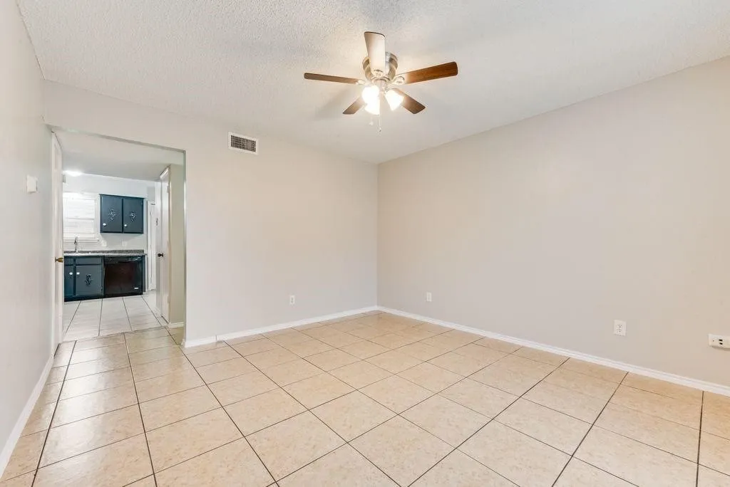 Townhouse For Rent in Tarrant County , 1728 sanford J, Arlington, Texas 76012, 2 Bedroom, 2 Bathroom, Garage spaces, 1,108 Sqft, built in 1972, mls#21378047, Real Estate Agent in Arlington, Homes For Rent in Tarrant county, Homes For Rent in Arlington, Realtor in Arlington Texas, Real Estate Brokerage Independent Realty Texas, Luminita Cordes Realtor