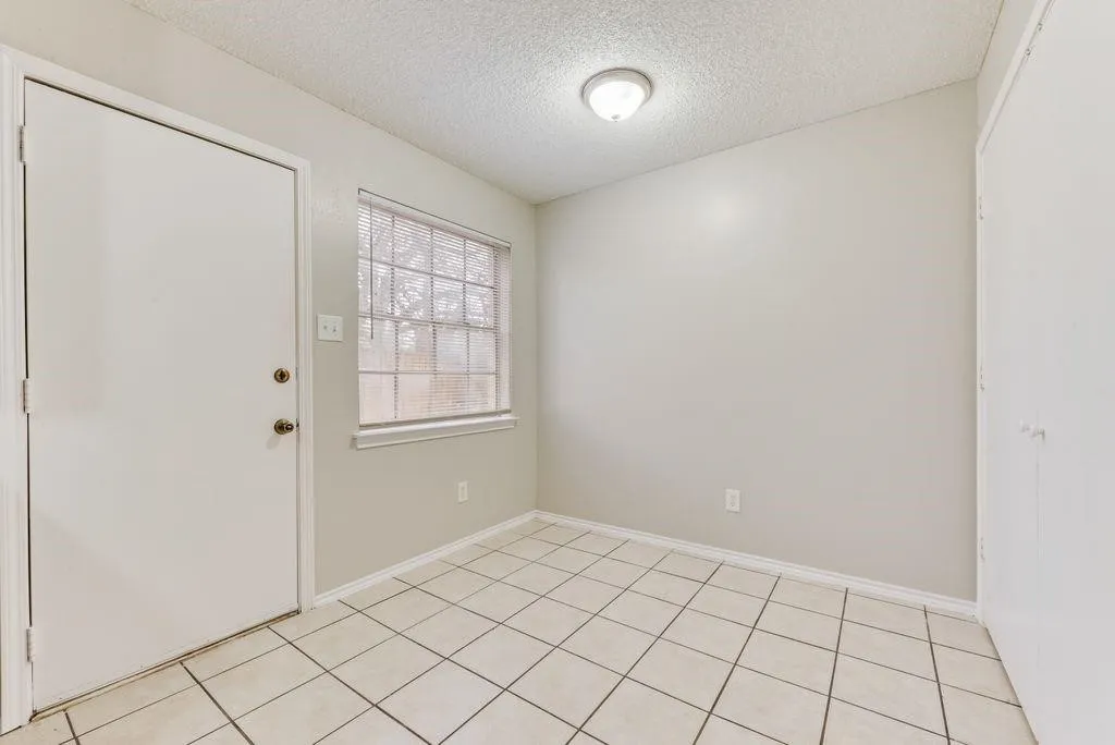 Townhouse For Rent in Tarrant County , 1728 sanford J, Arlington, Texas 76012, 2 Bedroom, 2 Bathroom, Garage spaces, 1,108 Sqft, built in 1972, mls#21378047, Real Estate Agent in Arlington, Homes For Rent in Tarrant county, Homes For Rent in Arlington, Realtor in Arlington Texas, Real Estate Brokerage Independent Realty Texas, Luminita Cordes Realtor