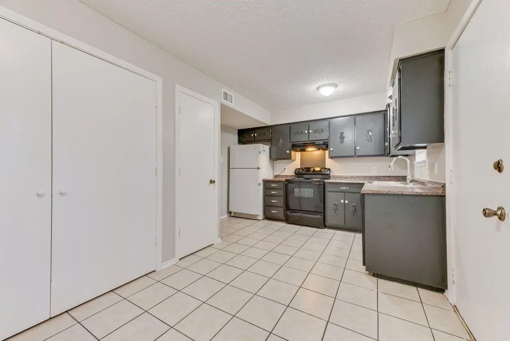 Townhouse For Rent in Tarrant County , 1728 sanford J, Arlington, Texas 76012, 2 Bedroom, 2 Bathroom, Garage spaces, 1,108 Sqft, built in 1972, mls#21378047, Real Estate Agent in Arlington, Homes For Rent in Tarrant county, Homes For Rent in Arlington, Realtor in Arlington Texas, Real Estate Brokerage Independent Realty Texas, Luminita Cordes Realtor