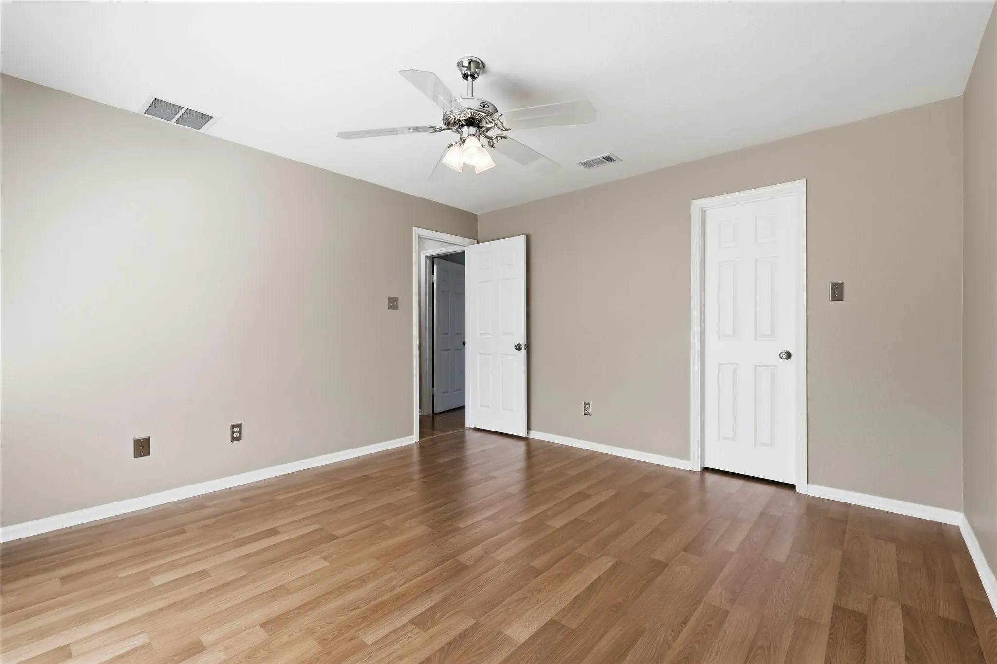 Single Family Residence For Sale in Denton County , 1636 Fuqua Drive, Flower Mound, Texas 75028, 4 Bedroom, 3 Bathroom, 2 Garage spaces, 2,730 Sqft, built in 1989, mls#21376731, Real Estate Agent in Flower Mound, Homes For Sale in Denton county, Homes For Sale in Flower Mound, Realtor in Flower Mound Texas, Real Estate Brokerage Independent Realty Texas, Luminita Cordes Realtor