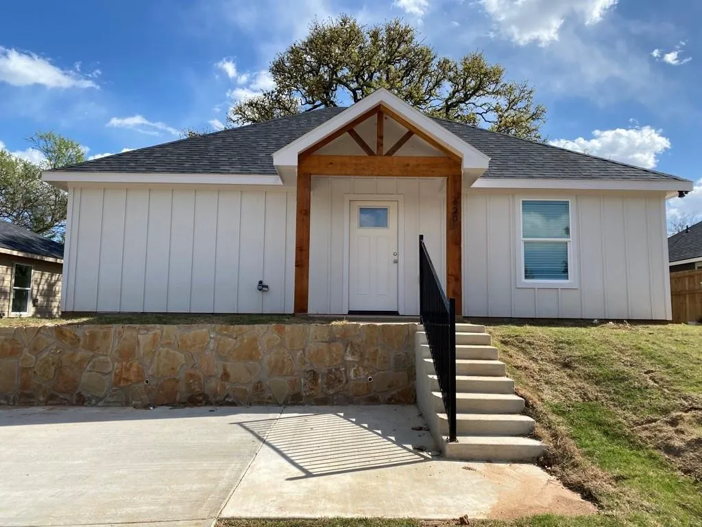 Single Family Residence For Rent in Grayson County , 420 E Shepherd Street, Denison, Texas 75021, 3 Bedroom, 2 Bathroom, Garage spaces, 973 Sqft, built in 2022, mls#21378056, Real Estate Agent in Denison, Homes For Rent in Grayson county, Homes For Rent in Denison, Realtor in Denison Texas, Real Estate Brokerage Independent Realty Texas, Luminita Cordes Realtor