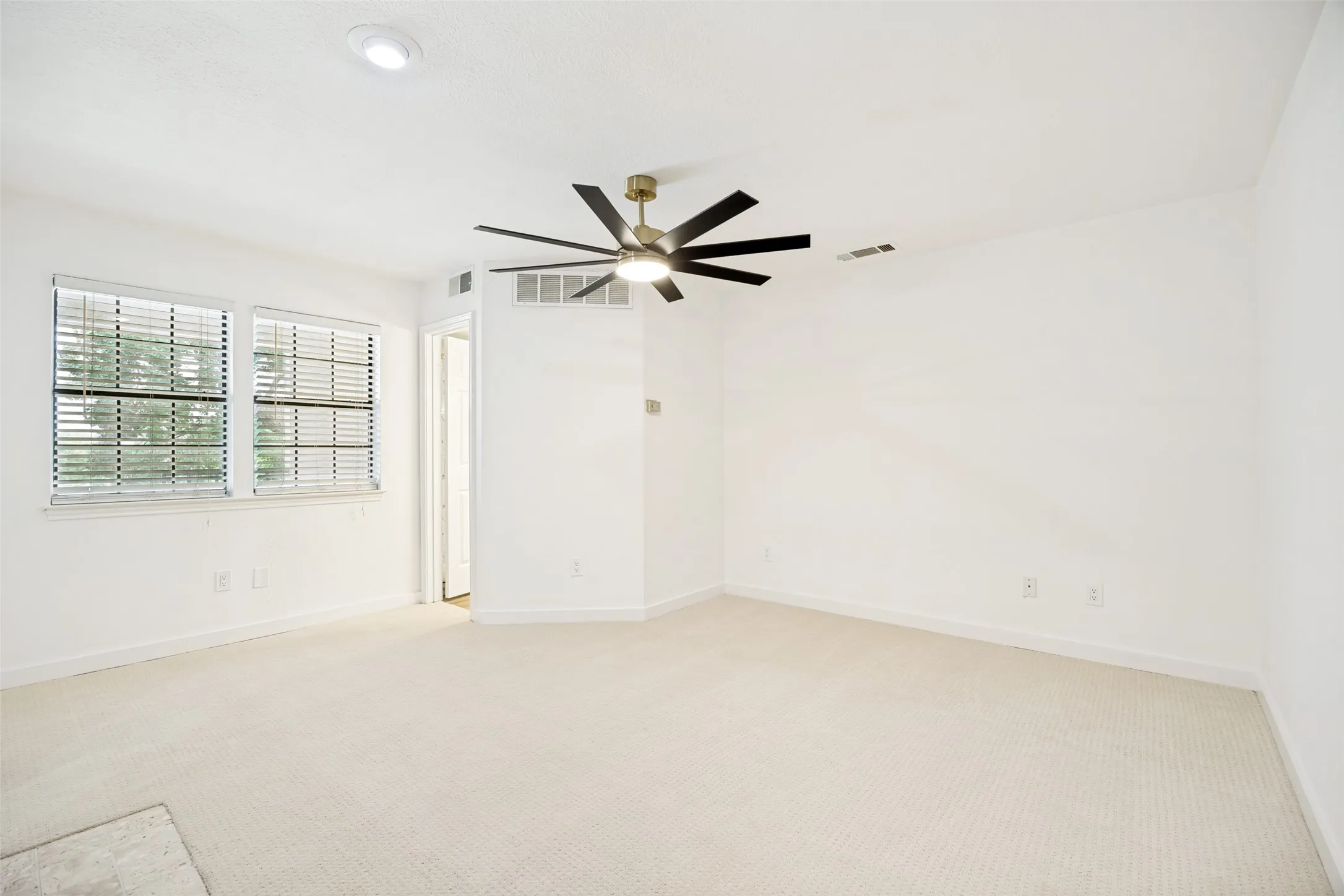 Condominium For Sale in Dallas County , 2835 Keller Springs Road 805, Carrollton, Texas 75006, 2 Bedroom, 3 Bathroom, Garage spaces, 1,225 Sqft, built in 1982, mls#21378057, Real Estate Agent in Carrollton, Homes For Sale in Dallas county, Homes For Sale in Carrollton, Realtor in Carrollton Texas, Real Estate Brokerage Independent Realty Texas, Luminita Cordes Realtor