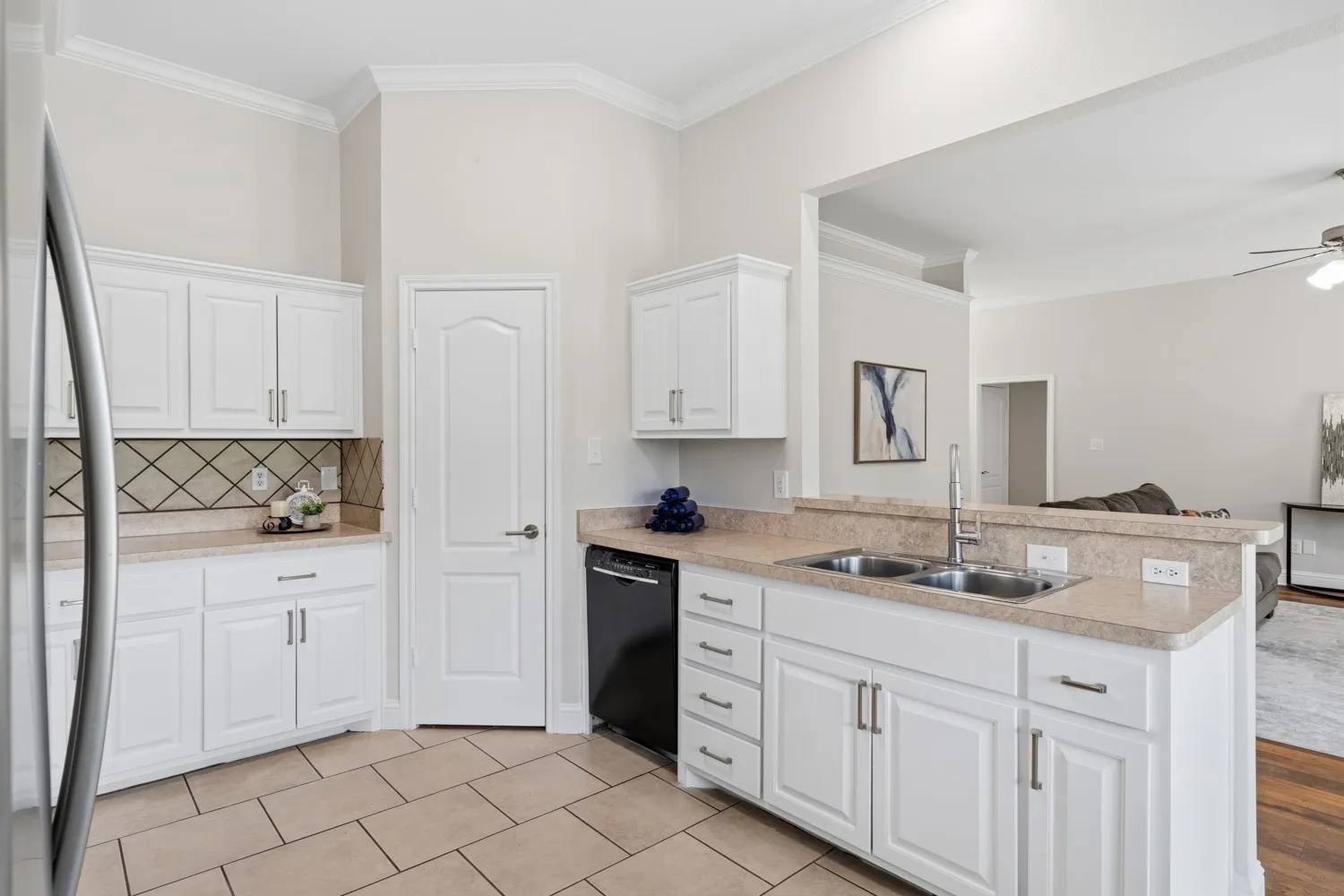 Open and airy kitchen to stay in the conversation even while cooking.