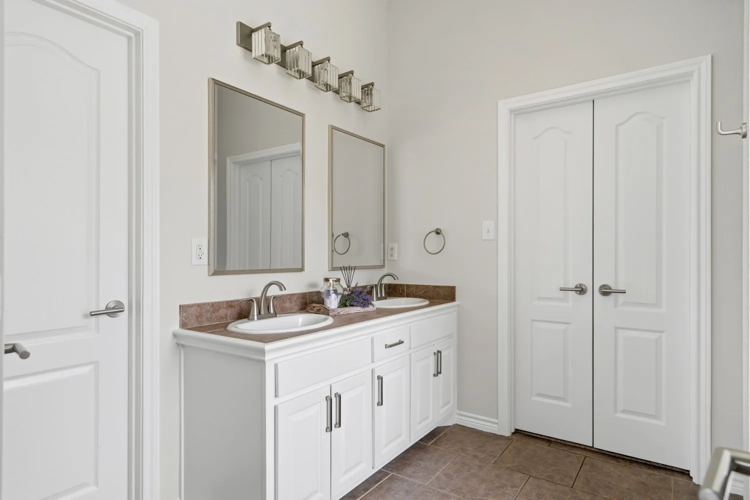 Double vanity, leading to large walkin closet