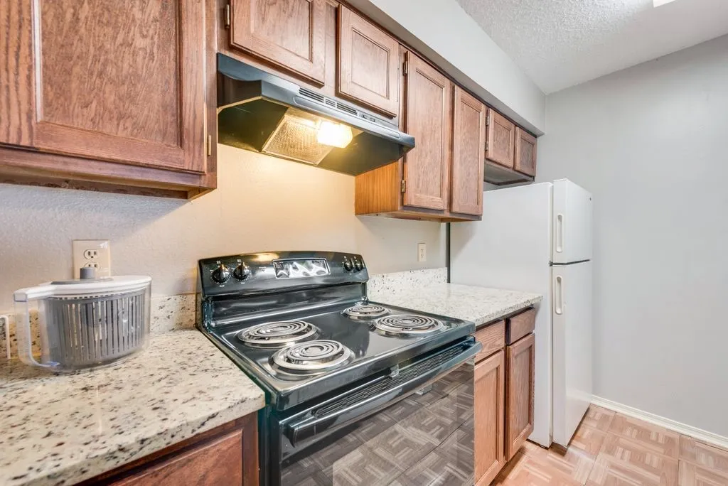 Apartment For Rent in Tarrant County , 600 Grand Avenue 107, Arlington, Texas 76010, 2 Bedroom, 1 Bathroom, Garage spaces, 1,100 Sqft, built in 1985, mls#21378060, Real Estate Agent in Arlington, Homes For Rent in Tarrant county, Homes For Rent in Arlington, Realtor in Arlington Texas, Real Estate Brokerage Independent Realty Texas, Luminita Cordes Realtor