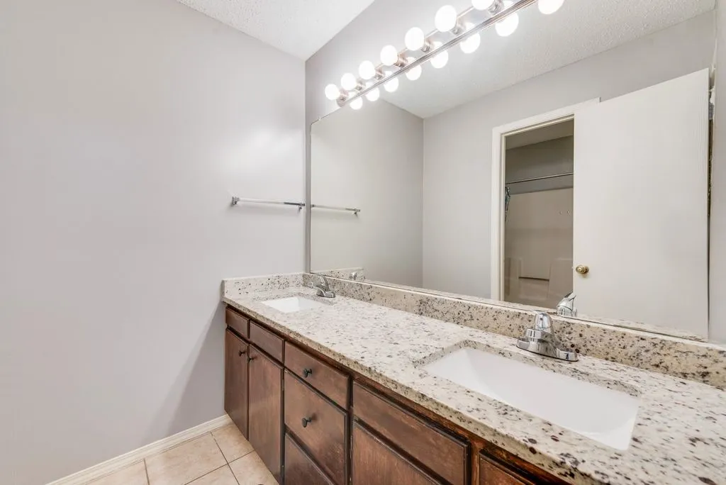 Apartment For Rent in Tarrant County , 600 Grand Avenue 107, Arlington, Texas 76010, 2 Bedroom, 1 Bathroom, Garage spaces, 1,100 Sqft, built in 1985, mls#21378060, Real Estate Agent in Arlington, Homes For Rent in Tarrant county, Homes For Rent in Arlington, Realtor in Arlington Texas, Real Estate Brokerage Independent Realty Texas, Luminita Cordes Realtor