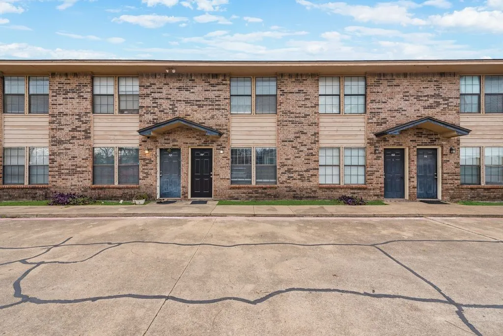Apartment For Rent in Tarrant County , 600 Grand Avenue 107, Arlington, Texas 76010, 2 Bedroom, 1 Bathroom, Garage spaces, 1,100 Sqft, built in 1985, mls#21378060, Real Estate Agent in Arlington, Homes For Rent in Tarrant county, Homes For Rent in Arlington, Realtor in Arlington Texas, Real Estate Brokerage Independent Realty Texas, Luminita Cordes Realtor