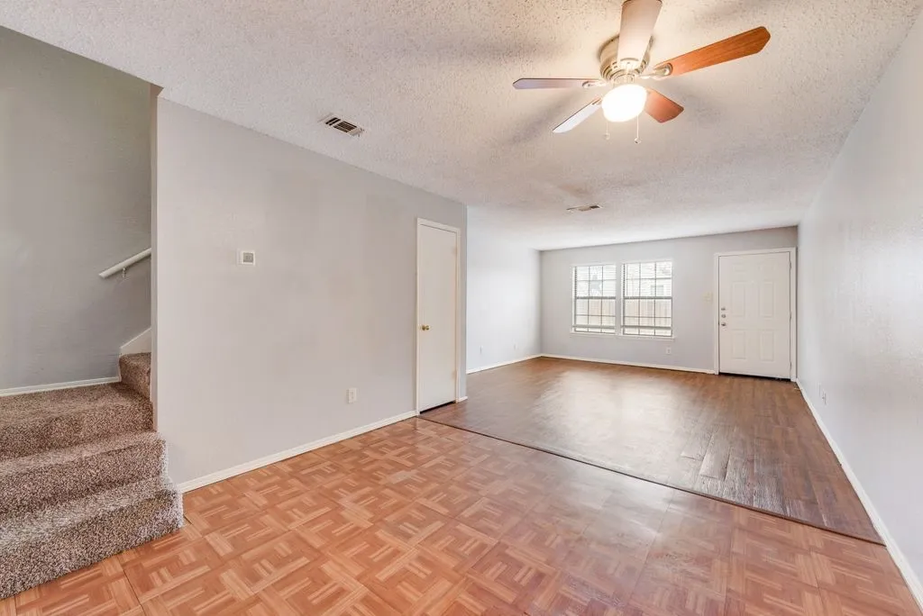 Apartment For Rent in Tarrant County , 600 Grand Avenue 107, Arlington, Texas 76010, 2 Bedroom, 1 Bathroom, Garage spaces, 1,100 Sqft, built in 1985, mls#21378060, Real Estate Agent in Arlington, Homes For Rent in Tarrant county, Homes For Rent in Arlington, Realtor in Arlington Texas, Real Estate Brokerage Independent Realty Texas, Luminita Cordes Realtor