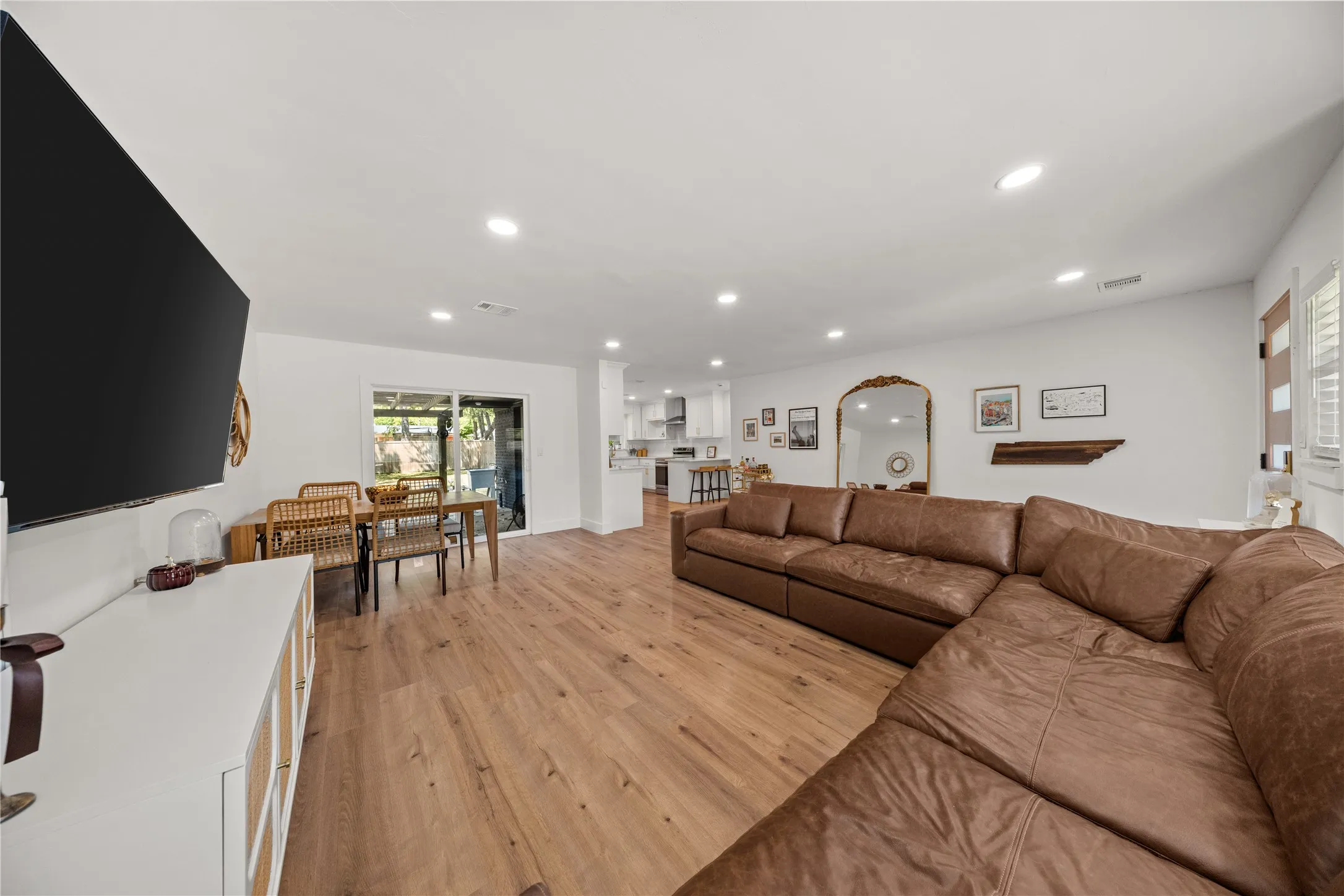 Single Family Residence For Sale in Dallas County , 2431 Gross Road, Dallas, Texas 75228, 3 Bedroom, 2 Bathroom, Garage spaces, 1,392 Sqft, built in 1958, mls#21378059, Real Estate Agent in Dallas, Homes For Sale in Dallas county, Homes For Sale in Dallas, Realtor in Dallas Texas, Real Estate Brokerage Independent Realty Texas, Luminita Cordes Realtor