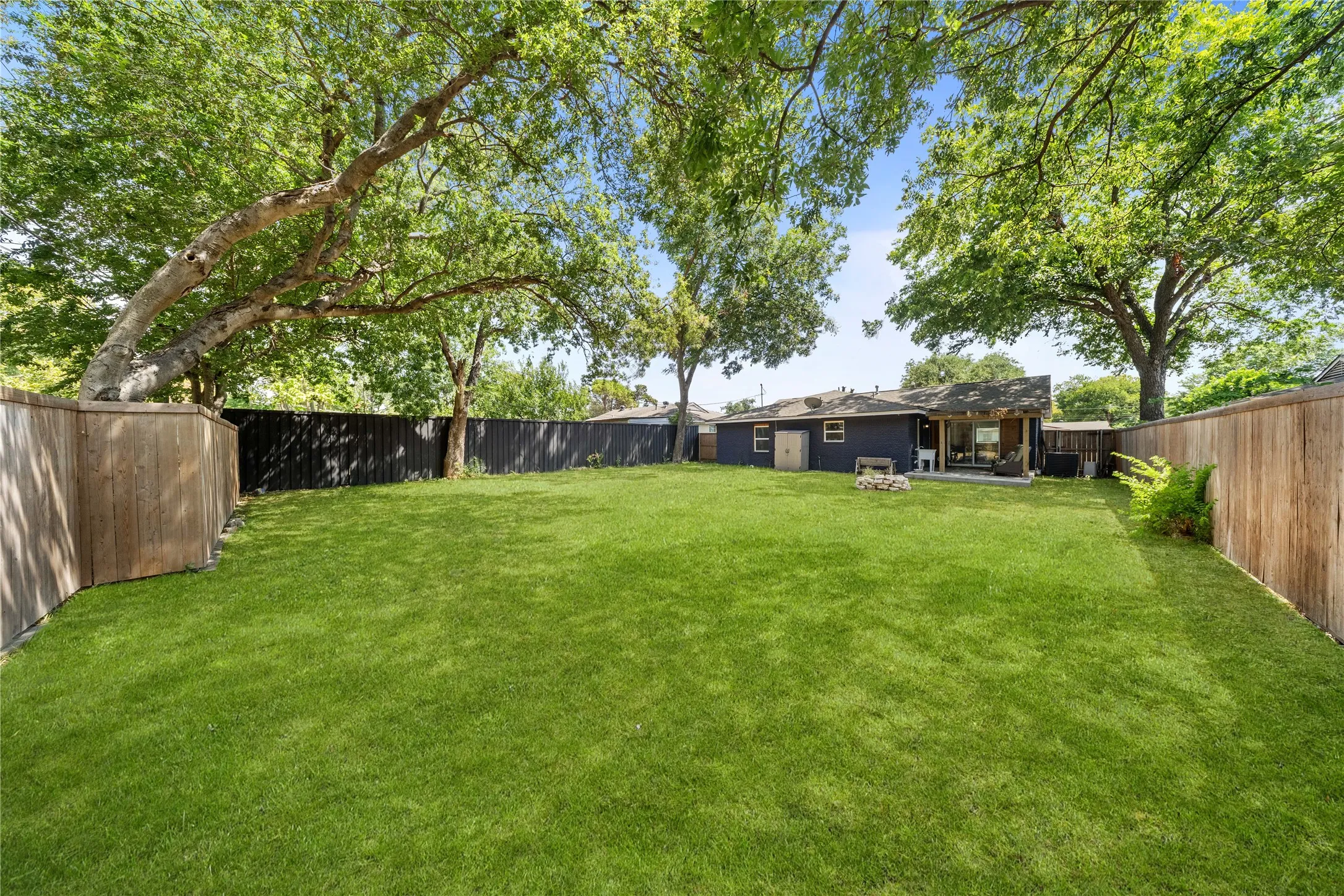 Single Family Residence For Sale in Dallas County , 2431 Gross Road, Dallas, Texas 75228, 3 Bedroom, 2 Bathroom, Garage spaces, 1,392 Sqft, built in 1958, mls#21378059, Real Estate Agent in Dallas, Homes For Sale in Dallas county, Homes For Sale in Dallas, Realtor in Dallas Texas, Real Estate Brokerage Independent Realty Texas, Luminita Cordes Realtor