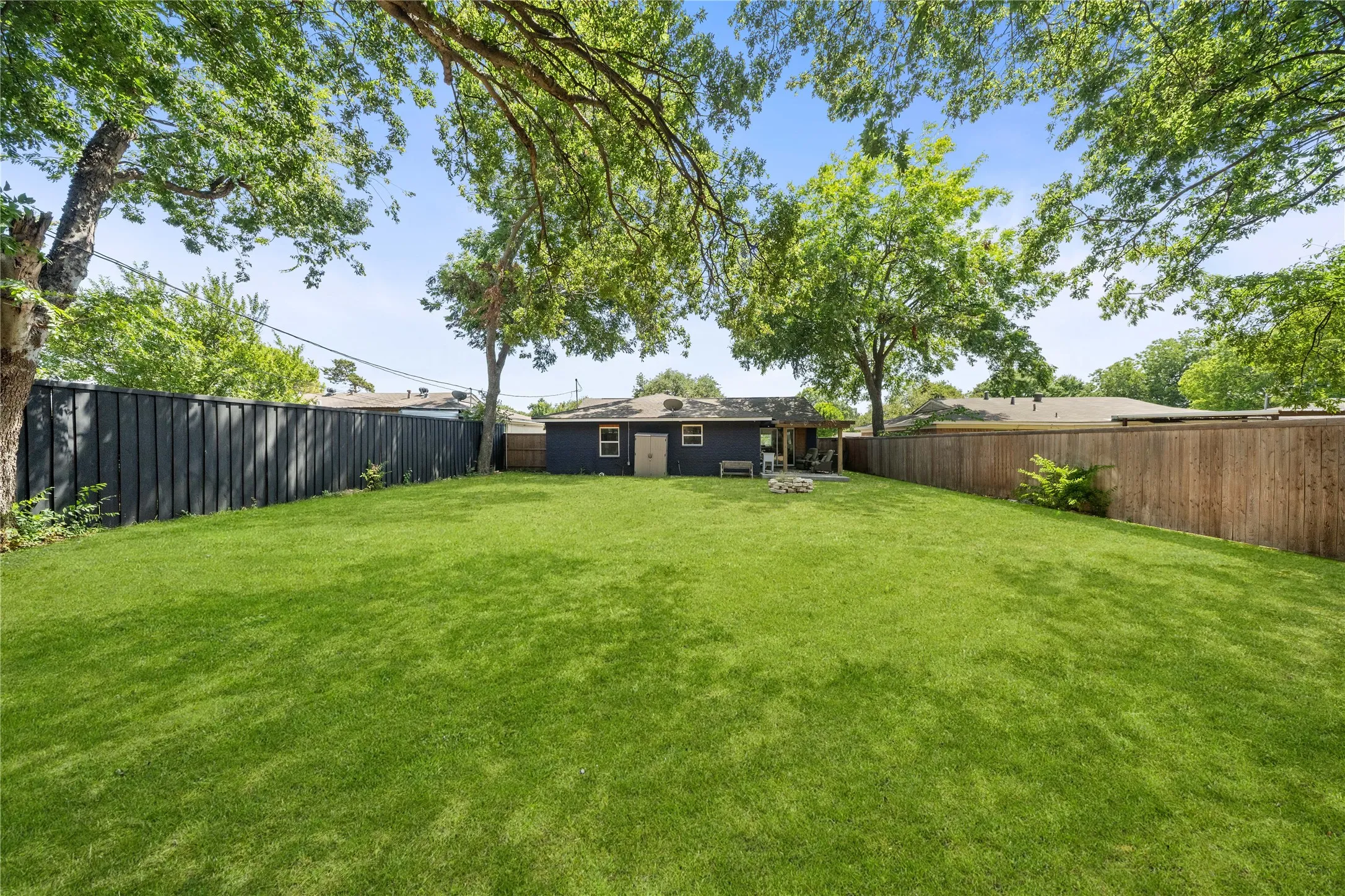Single Family Residence For Sale in Dallas County , 2431 Gross Road, Dallas, Texas 75228, 3 Bedroom, 2 Bathroom, Garage spaces, 1,392 Sqft, built in 1958, mls#21378059, Real Estate Agent in Dallas, Homes For Sale in Dallas county, Homes For Sale in Dallas, Realtor in Dallas Texas, Real Estate Brokerage Independent Realty Texas, Luminita Cordes Realtor